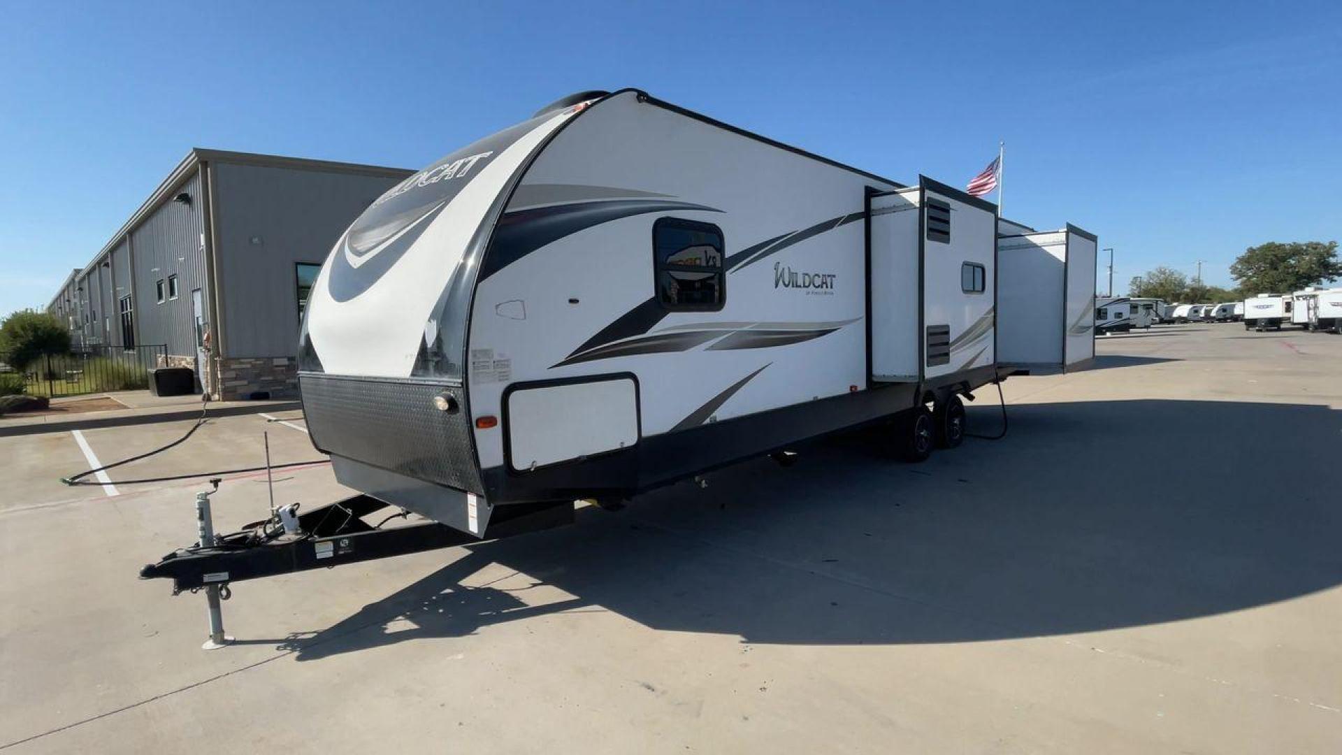 2019 WHITE FOREST RIVER WILDCAT 343BIK (5ZT2WCZB1KB) , Length: 37.42 ft. | Dry Weight: 8,226 lbs. | Slides: 3 transmission, located at 4319 N Main St, Cleburne, TX, 76033, (817) 678-5133, 32.385960, -97.391212 - The 2019 Forest River Wildcat 343BIK is a triple slide travel trailer that measures 37.42 ft. in length. It has a dry weight of 8,226 lbs. and a payload capacity of 3,002 lbs. It is made of aluminum and fiberglass. It comes with automatic heating and cooling rated at 30,000 and 15,000 BTUs respectiv - Photo#5