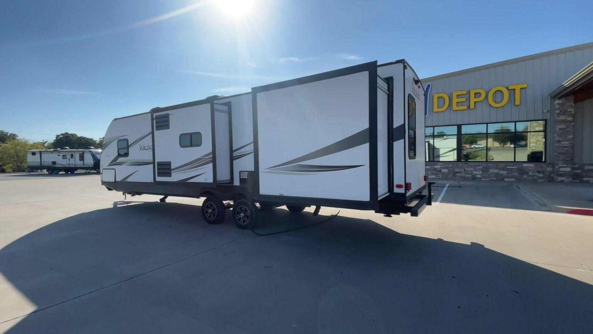 2019 WHITE FOREST RIVER WILDCAT 343BIK (5ZT2WCZB1KB) , Length: 37.42 ft. | Dry Weight: 8,226 lbs. | Slides: 3 transmission, located at 4319 N Main St, Cleburne, TX, 76033, (817) 678-5133, 32.385960, -97.391212 - The 2019 Forest River Wildcat 343BIK is a triple slide travel trailer that measures 37.42 ft. in length. It has a dry weight of 8,226 lbs. and a payload capacity of 3,002 lbs. It is made of aluminum and fiberglass. It comes with automatic heating and cooling rated at 30,000 and 15,000 BTUs respectiv - Photo#7