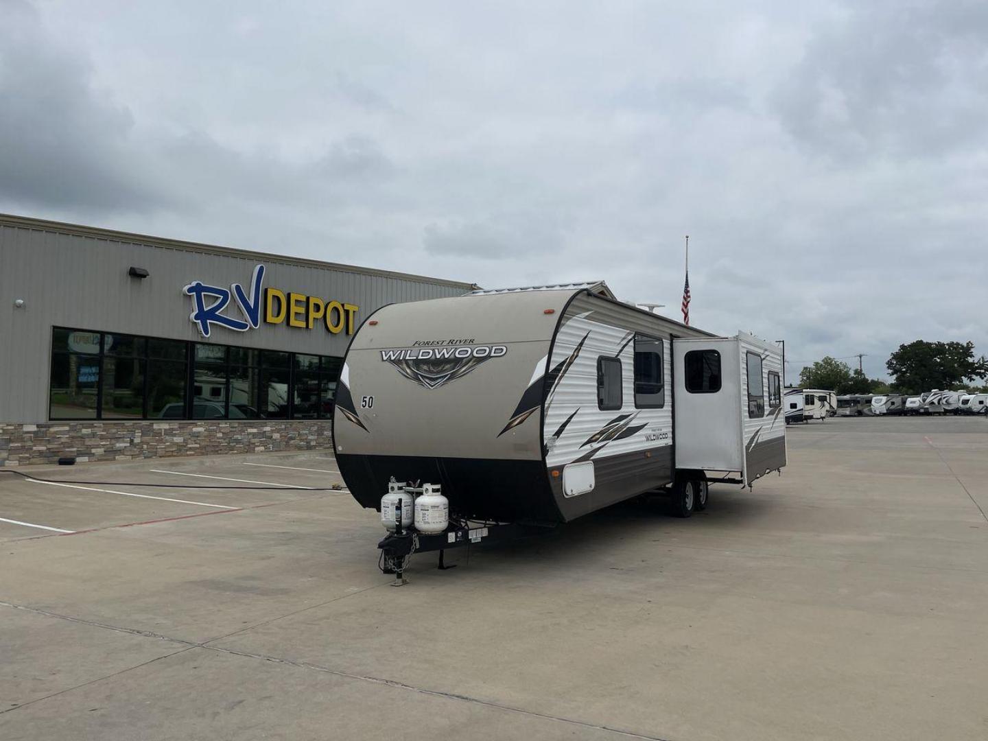 2019 FOREST RIVER WILDWOOD 28RLSS (4X4TWDD27KA) , Length: 34.75 ft. | Dry Weight: 7,075 lbs. | Slides: 1 transmission, located at 4319 N Main St, Cleburne, TX, 76033, (817) 678-5133, 32.385960, -97.391212 - Photo#0