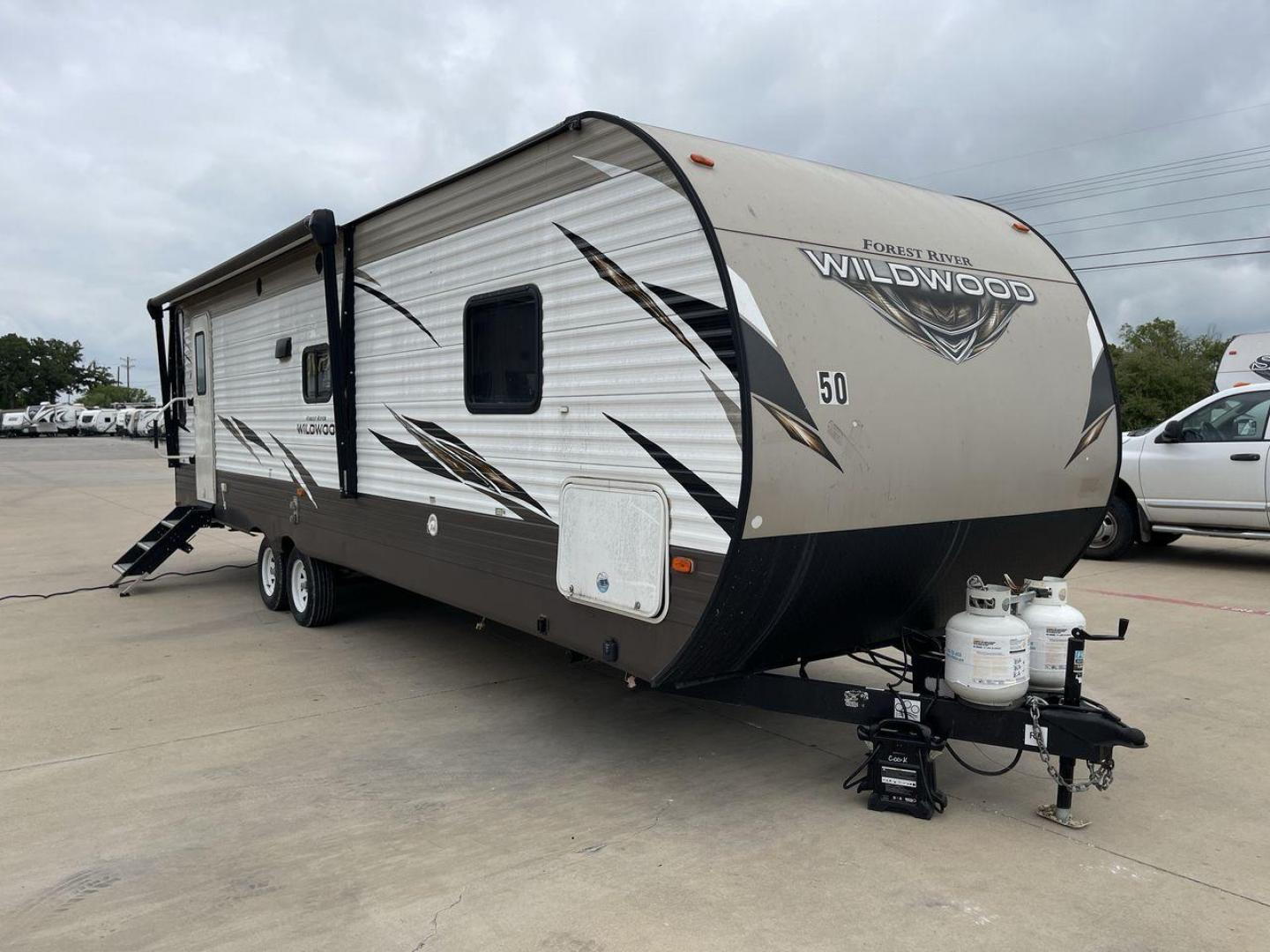 2019 FOREST RIVER WILDWOOD 28RLSS (4X4TWDD27KA) , Length: 34.75 ft. | Dry Weight: 7,075 lbs. | Slides: 1 transmission, located at 4319 N Main St, Cleburne, TX, 76033, (817) 678-5133, 32.385960, -97.391212 - Photo#22