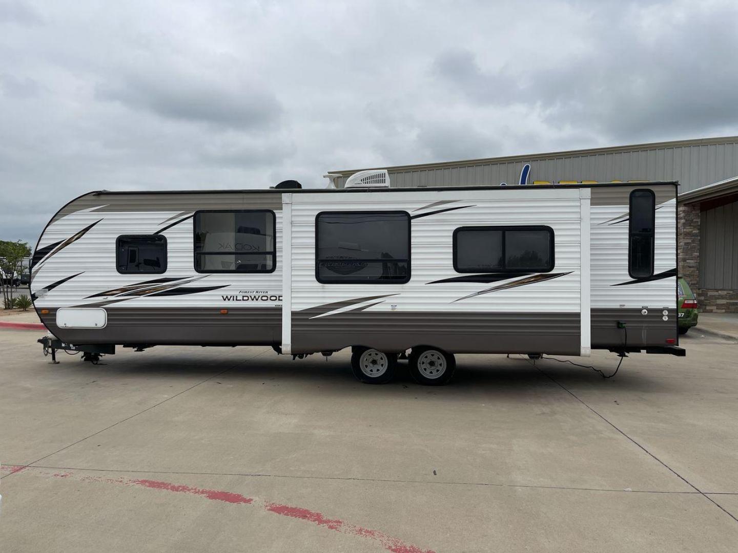 2019 FOREST RIVER WILDWOOD 28RLSS (4X4TWDD27KA) , Length: 34.75 ft. | Dry Weight: 7,075 lbs. | Slides: 1 transmission, located at 4319 N Main St, Cleburne, TX, 76033, (817) 678-5133, 32.385960, -97.391212 - Photo#23