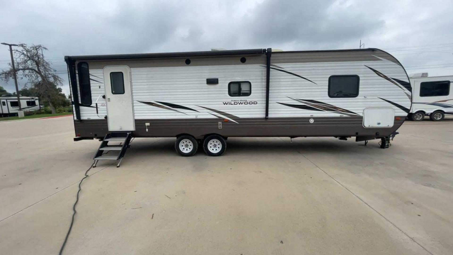 2019 FOREST RIVER WILDWOOD 28RLSS (4X4TWDD27KA) , Length: 34.75 ft. | Dry Weight: 7,075 lbs. | Slides: 1 transmission, located at 4319 N Main St, Cleburne, TX, 76033, (817) 678-5133, 32.385960, -97.391212 - Photo#2