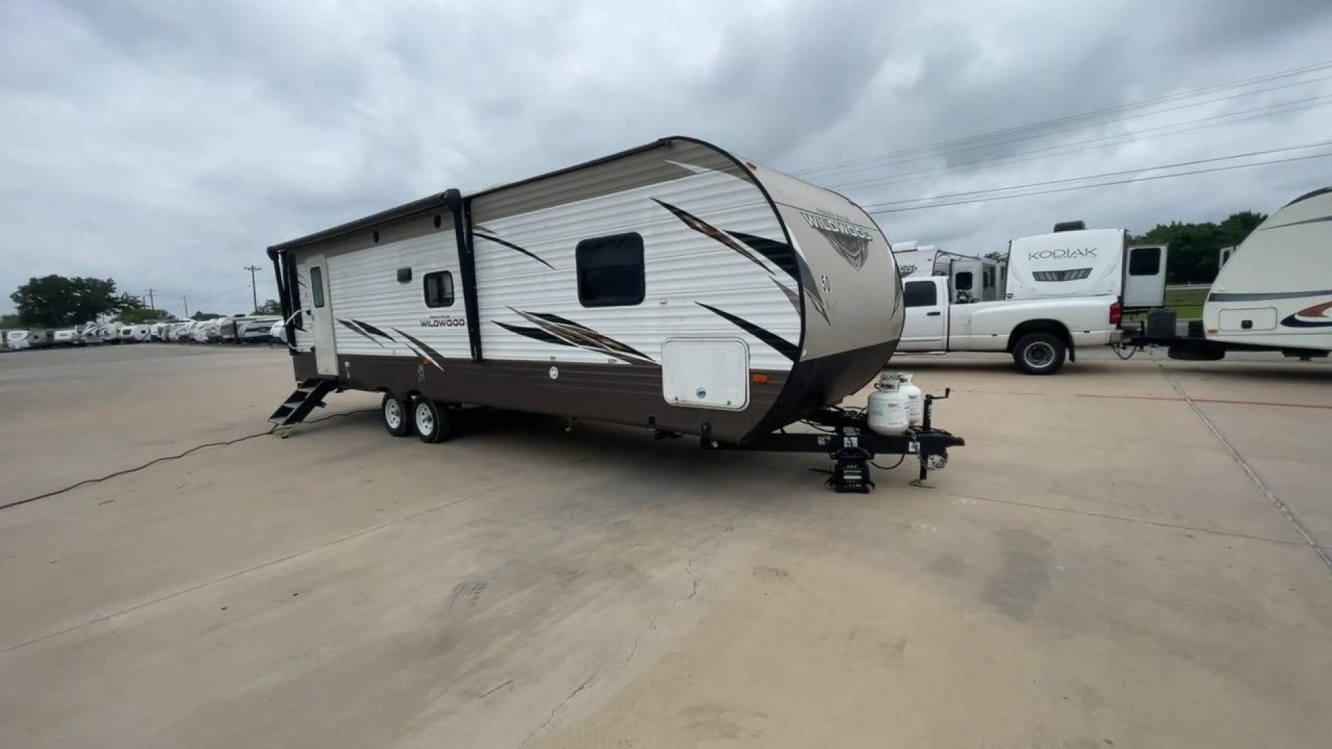 2019 FOREST RIVER WILDWOOD 28RLSS (4X4TWDD27KA) , Length: 34.75 ft. | Dry Weight: 7,075 lbs. | Slides: 1 transmission, located at 4319 N Main St, Cleburne, TX, 76033, (817) 678-5133, 32.385960, -97.391212 - Photo#3