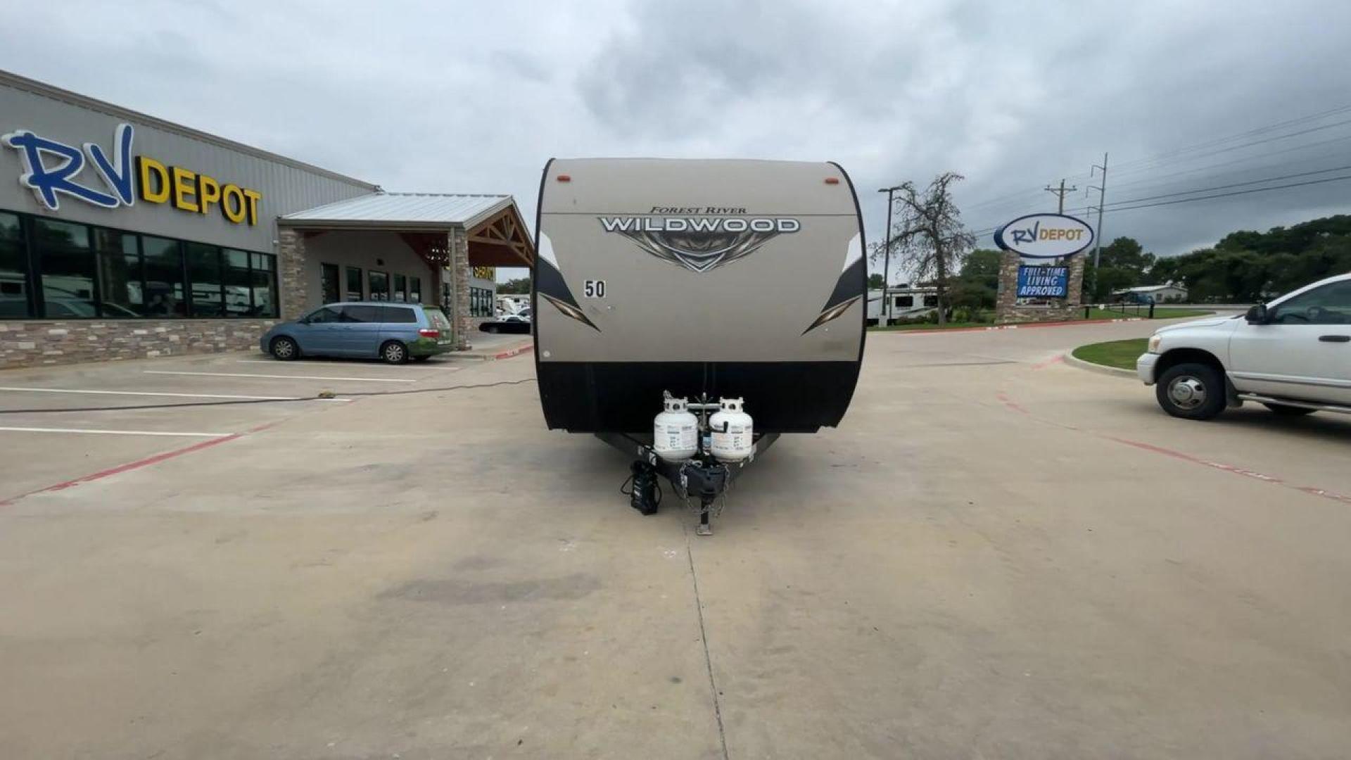 2019 FOREST RIVER WILDWOOD 28RLSS (4X4TWDD27KA) , Length: 34.75 ft. | Dry Weight: 7,075 lbs. | Slides: 1 transmission, located at 4319 N Main St, Cleburne, TX, 76033, (817) 678-5133, 32.385960, -97.391212 - Photo#4