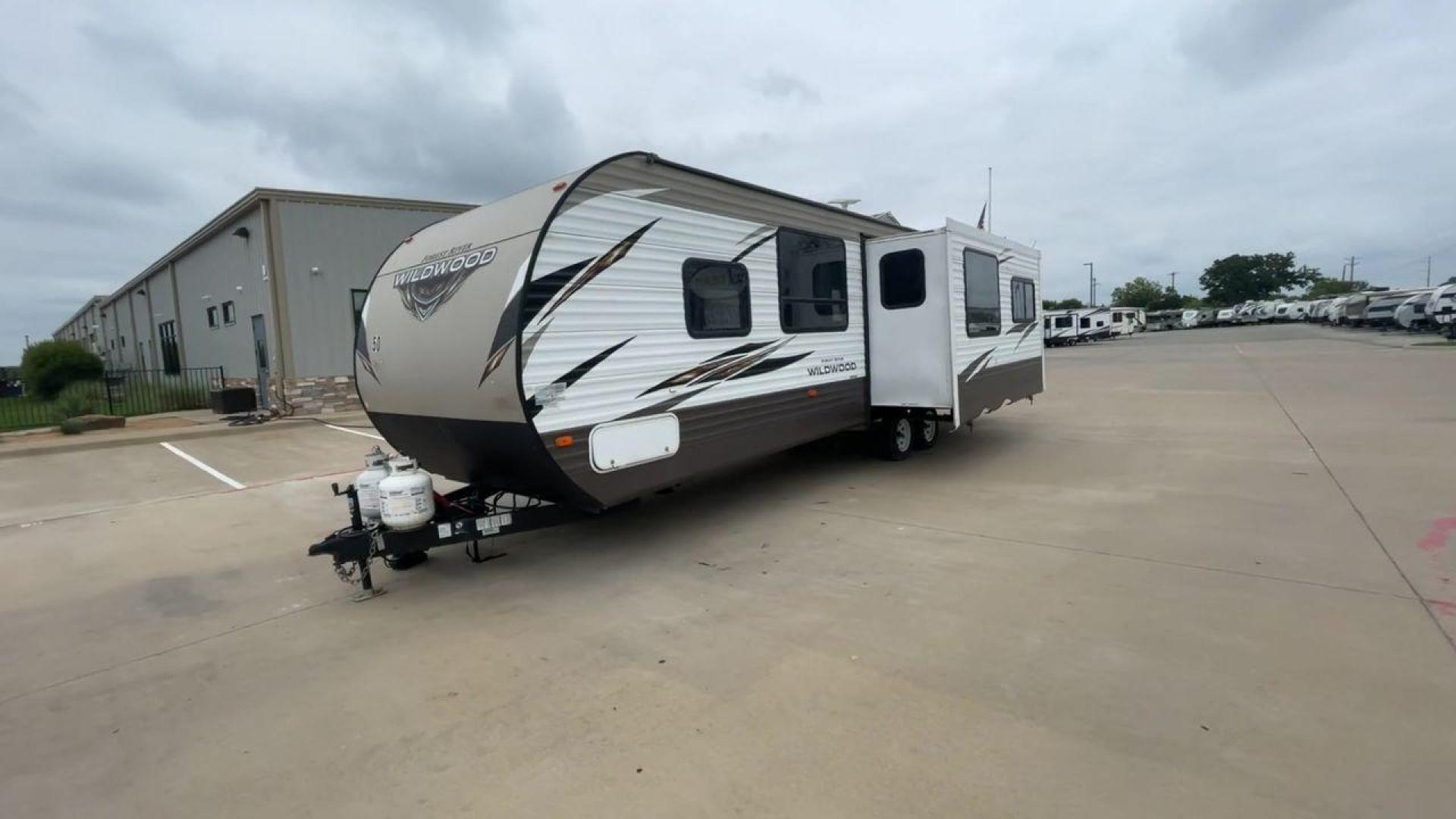 2019 FOREST RIVER WILDWOOD 28RLSS (4X4TWDD27KA) , Length: 34.75 ft. | Dry Weight: 7,075 lbs. | Slides: 1 transmission, located at 4319 N Main St, Cleburne, TX, 76033, (817) 678-5133, 32.385960, -97.391212 - Photo#5