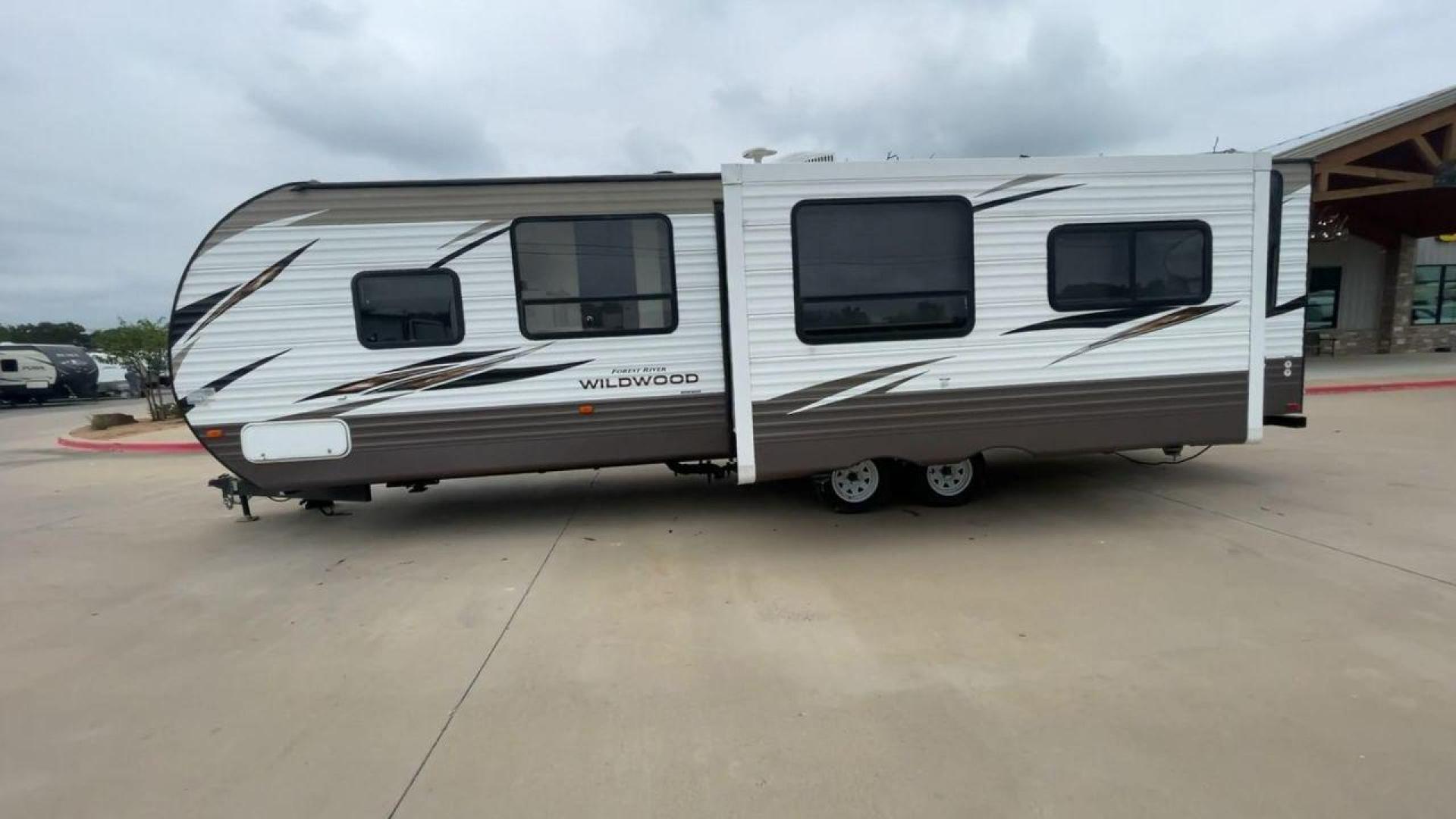 2019 FOREST RIVER WILDWOOD 28RLSS (4X4TWDD27KA) , Length: 34.75 ft. | Dry Weight: 7,075 lbs. | Slides: 1 transmission, located at 4319 N Main St, Cleburne, TX, 76033, (817) 678-5133, 32.385960, -97.391212 - Photo#6