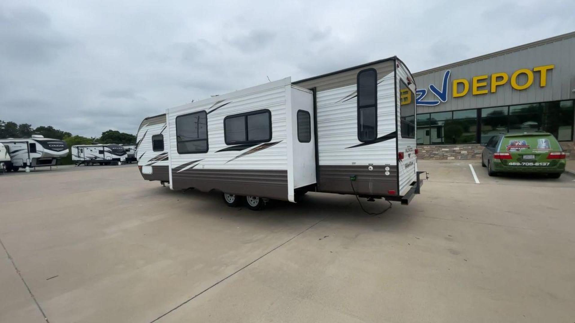 2019 FOREST RIVER WILDWOOD 28RLSS (4X4TWDD27KA) , Length: 34.75 ft. | Dry Weight: 7,075 lbs. | Slides: 1 transmission, located at 4319 N Main St, Cleburne, TX, 76033, (817) 678-5133, 32.385960, -97.391212 - Photo#7