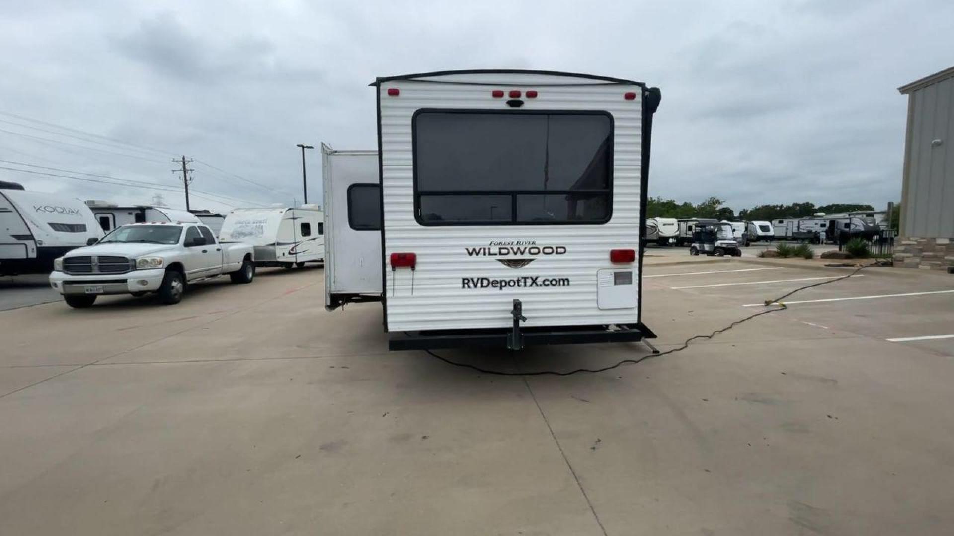 2019 FOREST RIVER WILDWOOD 28RLSS (4X4TWDD27KA) , Length: 34.75 ft. | Dry Weight: 7,075 lbs. | Slides: 1 transmission, located at 4319 N Main St, Cleburne, TX, 76033, (817) 678-5133, 32.385960, -97.391212 - Photo#8