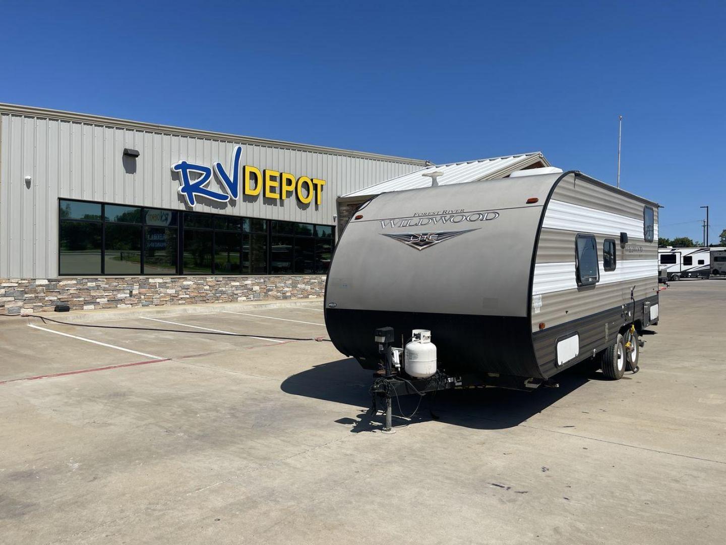 2019 FOREST RIVER WILDWOOD XLITE (4X4TWDV24K7) , located at 4319 N Main St, Cleburne, TX, 76033, (817) 678-5133, 32.385960, -97.391212 - Photo#0