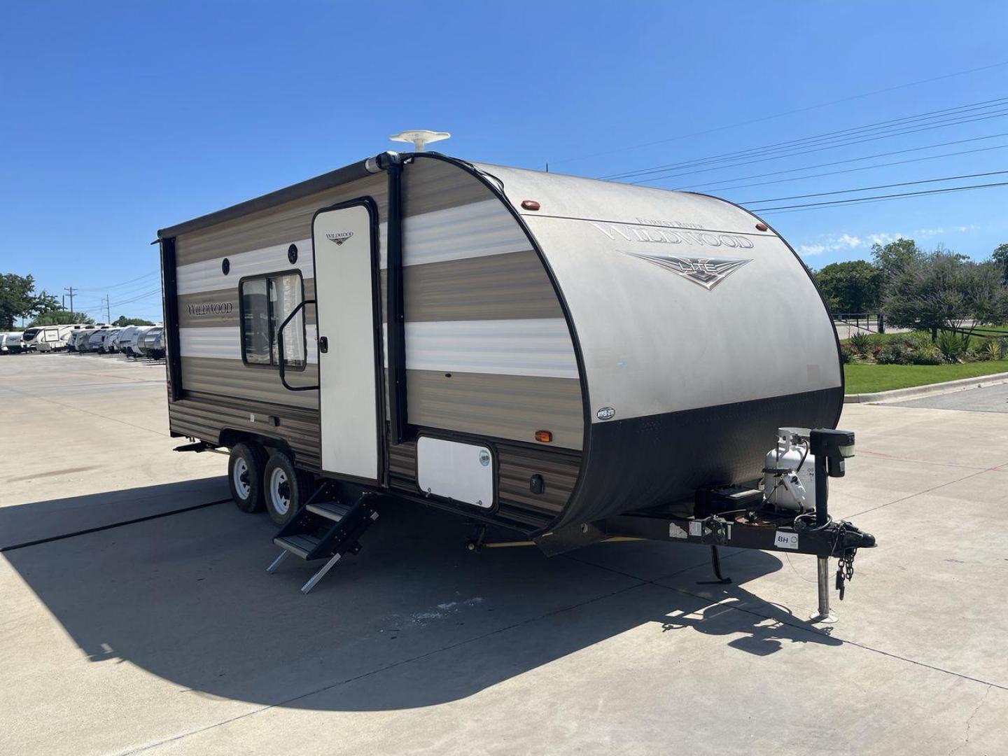 2019 FOREST RIVER WILDWOOD XLITE (4X4TWDV24K7) , located at 4319 N Main St, Cleburne, TX, 76033, (817) 678-5133, 32.385960, -97.391212 - Photo#23