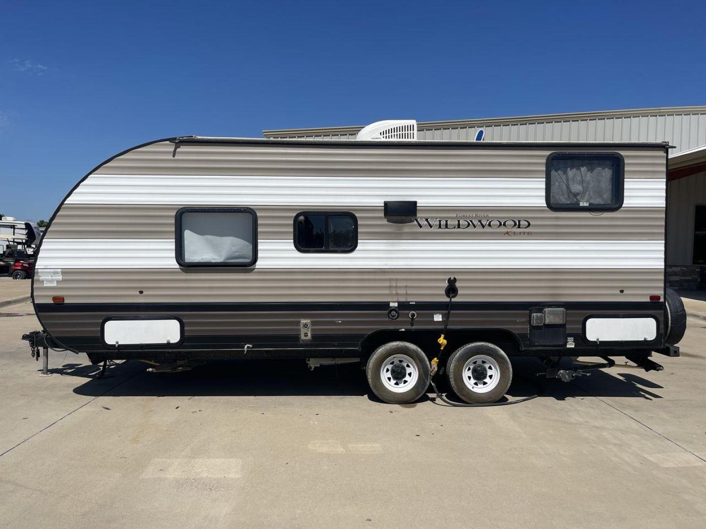 2019 FOREST RIVER WILDWOOD XLITE (4X4TWDV24K7) , located at 4319 N Main St, Cleburne, TX, 76033, (817) 678-5133, 32.385960, -97.391212 - Photo#24