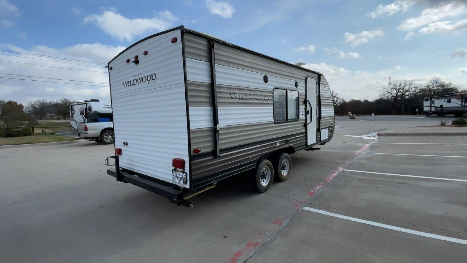 2019 FOREST RIVER WILDWOOD XLITE (4X4TWDV24K7) , Length: 24.17 ft | Dry Weight: 4,314 lbs | Gross Weight: 7,544 lbs | Slides: 0 transmission, located at 4319 N Main St, Cleburne, TX, 76033, (817) 678-5133, 32.385960, -97.391212 - This pre-loved travel trailer is a Forest River Wildwood X-Lite 201BHXL, with a length of 24.17 feet. Its exterior is a combination of beige and brown stripes, which gives it a classic and neat appearance. The trailer features a single axle on both sides, each equipped with two tires for added stabi - Photo#1