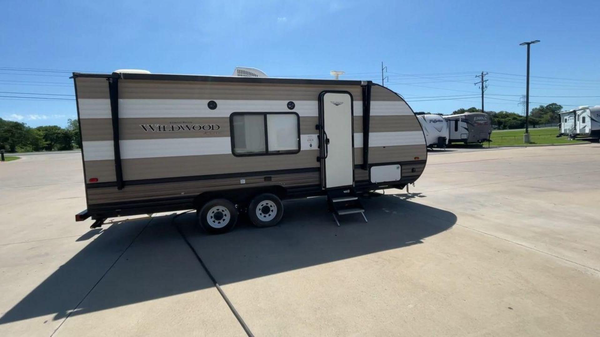 2019 FOREST RIVER WILDWOOD XLITE (4X4TWDV24K7) , located at 4319 N Main St, Cleburne, TX, 76033, (817) 678-5133, 32.385960, -97.391212 - Photo#2