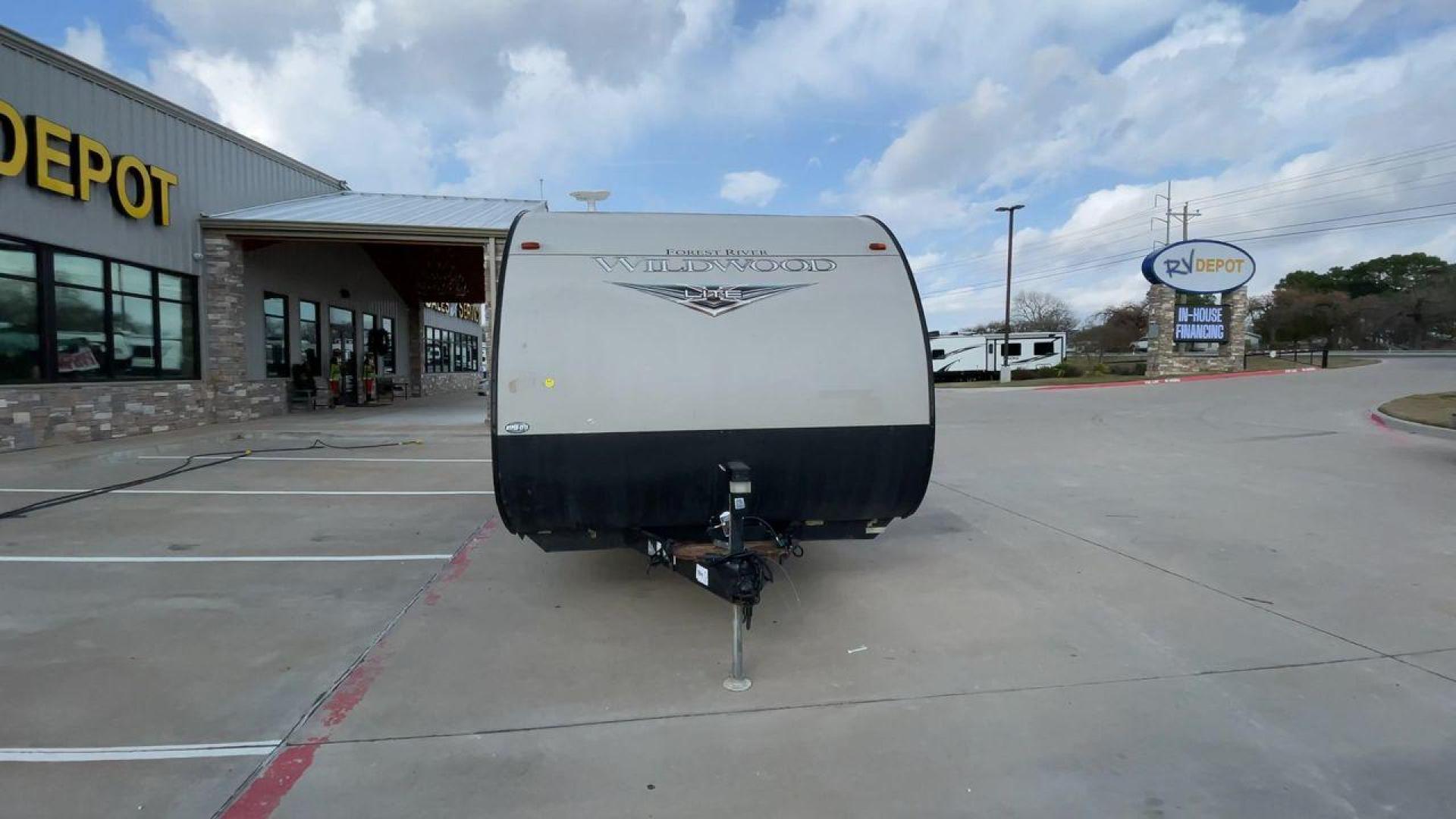 2019 FOREST RIVER WILDWOOD XLITE (4X4TWDV24K7) , Length: 24.17 ft | Dry Weight: 4,314 lbs | Gross Weight: 7,544 lbs | Slides: 0 transmission, located at 4319 N Main St, Cleburne, TX, 76033, (817) 678-5133, 32.385960, -97.391212 - This pre-loved travel trailer is a Forest River Wildwood X-Lite 201BHXL, with a length of 24.17 feet. Its exterior is a combination of beige and brown stripes, which gives it a classic and neat appearance. The trailer features a single axle on both sides, each equipped with two tires for added stabi - Photo#4