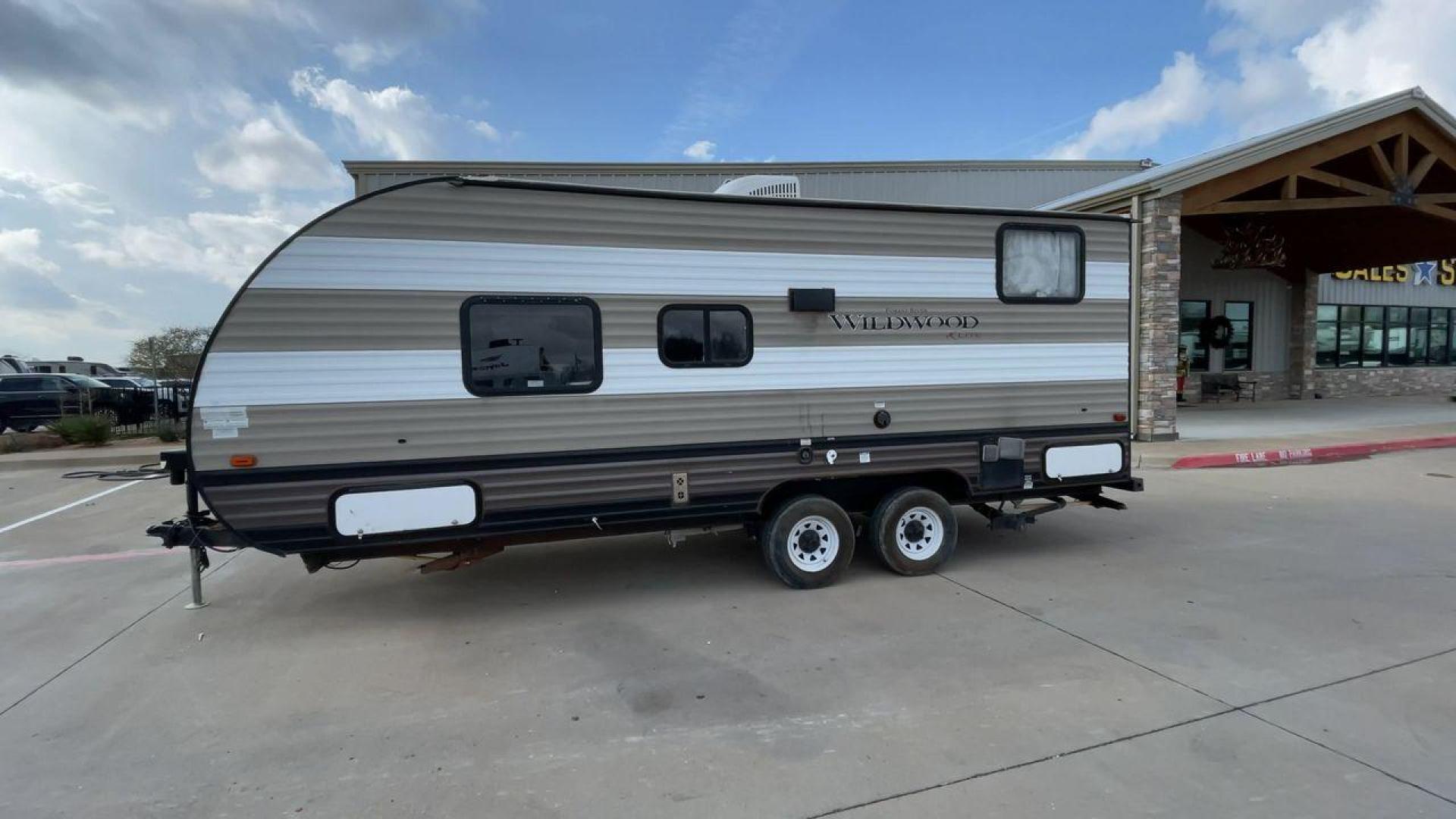 2019 FOREST RIVER WILDWOOD XLITE (4X4TWDV24K7) , Length: 24.17 ft | Dry Weight: 4,314 lbs | Gross Weight: 7,544 lbs | Slides: 0 transmission, located at 4319 N Main St, Cleburne, TX, 76033, (817) 678-5133, 32.385960, -97.391212 - This pre-loved travel trailer is a Forest River Wildwood X-Lite 201BHXL, with a length of 24.17 feet. Its exterior is a combination of beige and brown stripes, which gives it a classic and neat appearance. The trailer features a single axle on both sides, each equipped with two tires for added stabi - Photo#6