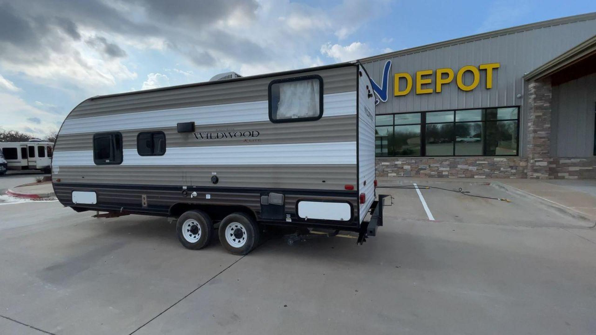 2019 FOREST RIVER WILDWOOD XLITE (4X4TWDV24K7) , Length: 24.17 ft | Dry Weight: 4,314 lbs | Gross Weight: 7,544 lbs | Slides: 0 transmission, located at 4319 N Main St, Cleburne, TX, 76033, (817) 678-5133, 32.385960, -97.391212 - This pre-loved travel trailer is a Forest River Wildwood X-Lite 201BHXL, with a length of 24.17 feet. Its exterior is a combination of beige and brown stripes, which gives it a classic and neat appearance. The trailer features a single axle on both sides, each equipped with two tires for added stabi - Photo#7