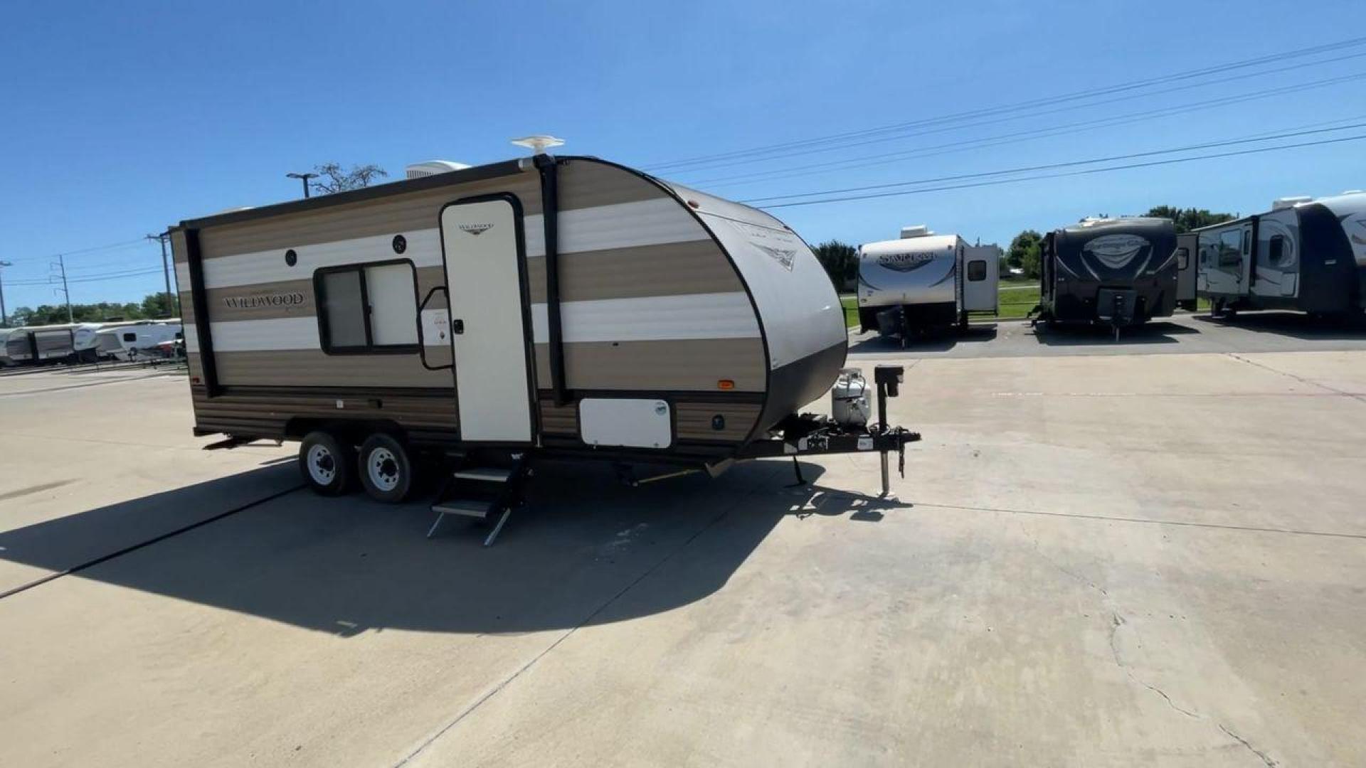 2019 FOREST RIVER WILDWOOD XLITE (4X4TWDV24K7) , located at 4319 N Main St, Cleburne, TX, 76033, (817) 678-5133, 32.385960, -97.391212 - Photo#3