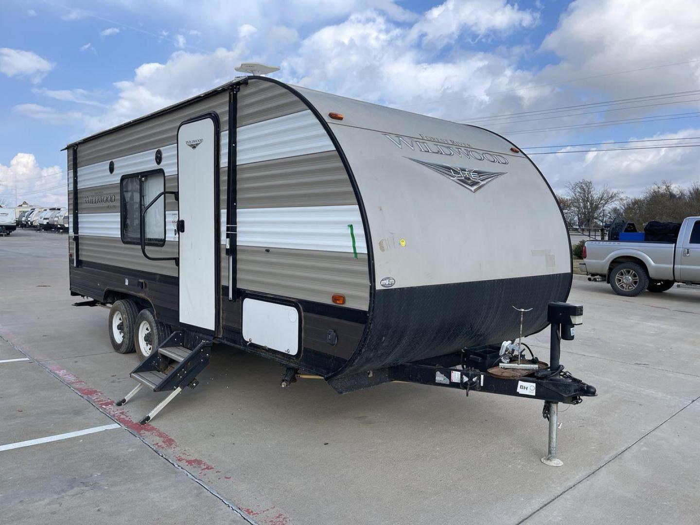 2019 FOREST RIVER WILDWOOD XLITE (4X4TWDV24K7) , Length: 24.17 ft | Dry Weight: 4,314 lbs | Gross Weight: 7,544 lbs | Slides: 0 transmission, located at 4319 N Main St, Cleburne, TX, 76033, (817) 678-5133, 32.385960, -97.391212 - This pre-loved travel trailer is a Forest River Wildwood X-Lite 201BHXL, with a length of 24.17 feet. Its exterior is a combination of beige and brown stripes, which gives it a classic and neat appearance. The trailer features a single axle on both sides, each equipped with two tires for added stabi - Photo#23