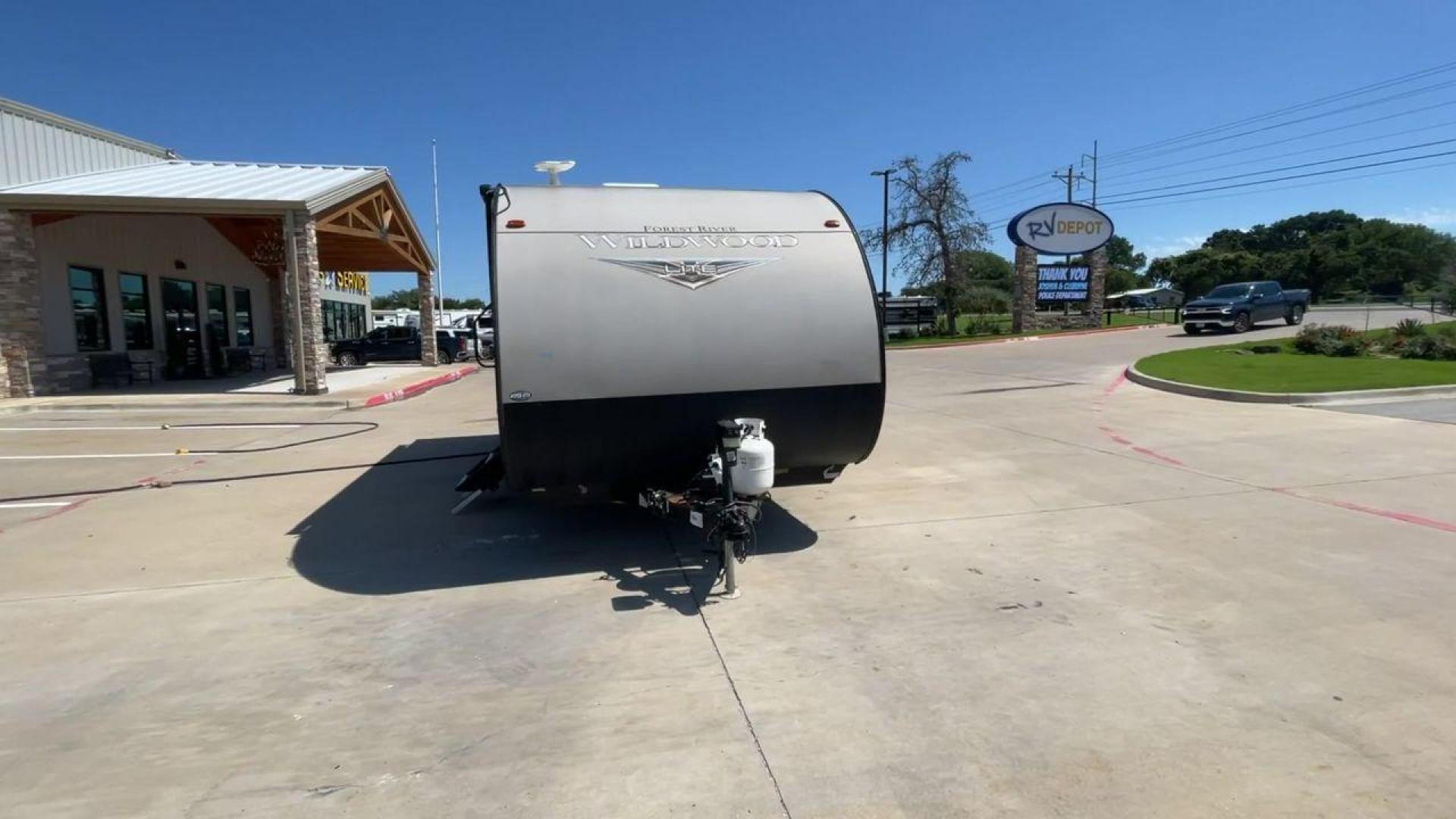 2019 FOREST RIVER WILDWOOD XLITE (4X4TWDV24K7) , located at 4319 N Main St, Cleburne, TX, 76033, (817) 678-5133, 32.385960, -97.391212 - Photo#4