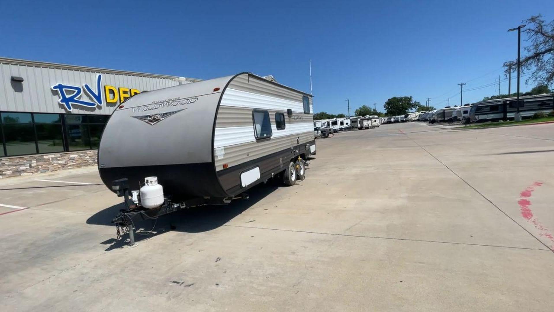 2019 FOREST RIVER WILDWOOD XLITE (4X4TWDV24K7) , located at 4319 N Main St, Cleburne, TX, 76033, (817) 678-5133, 32.385960, -97.391212 - Photo#5