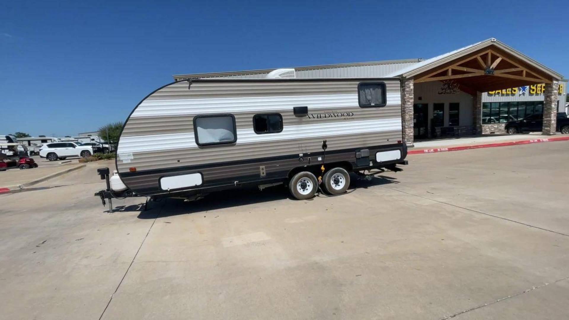 2019 FOREST RIVER WILDWOOD XLITE (4X4TWDV24K7) , located at 4319 N Main St, Cleburne, TX, 76033, (817) 678-5133, 32.385960, -97.391212 - Photo#6