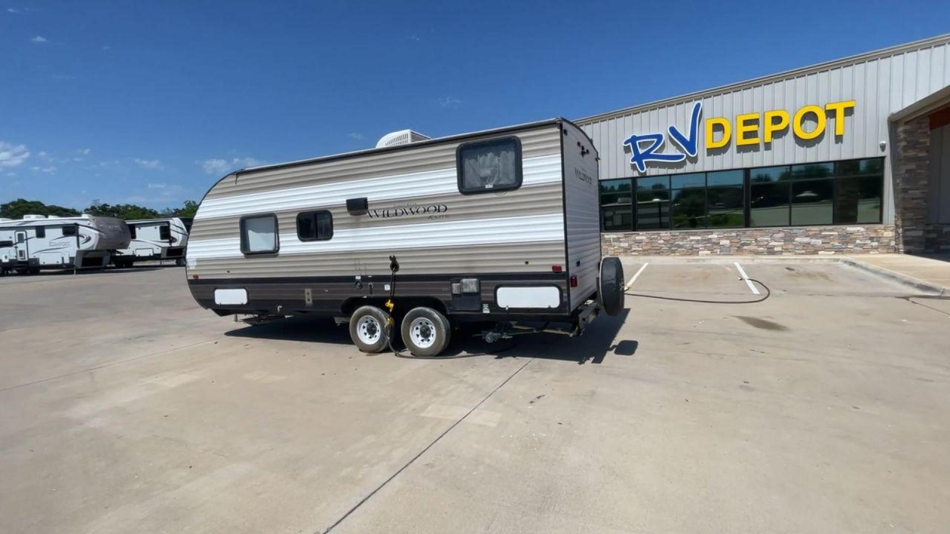 2019 FOREST RIVER WILDWOOD XLITE (4X4TWDV24K7) , located at 4319 N Main St, Cleburne, TX, 76033, (817) 678-5133, 32.385960, -97.391212 - Photo#7