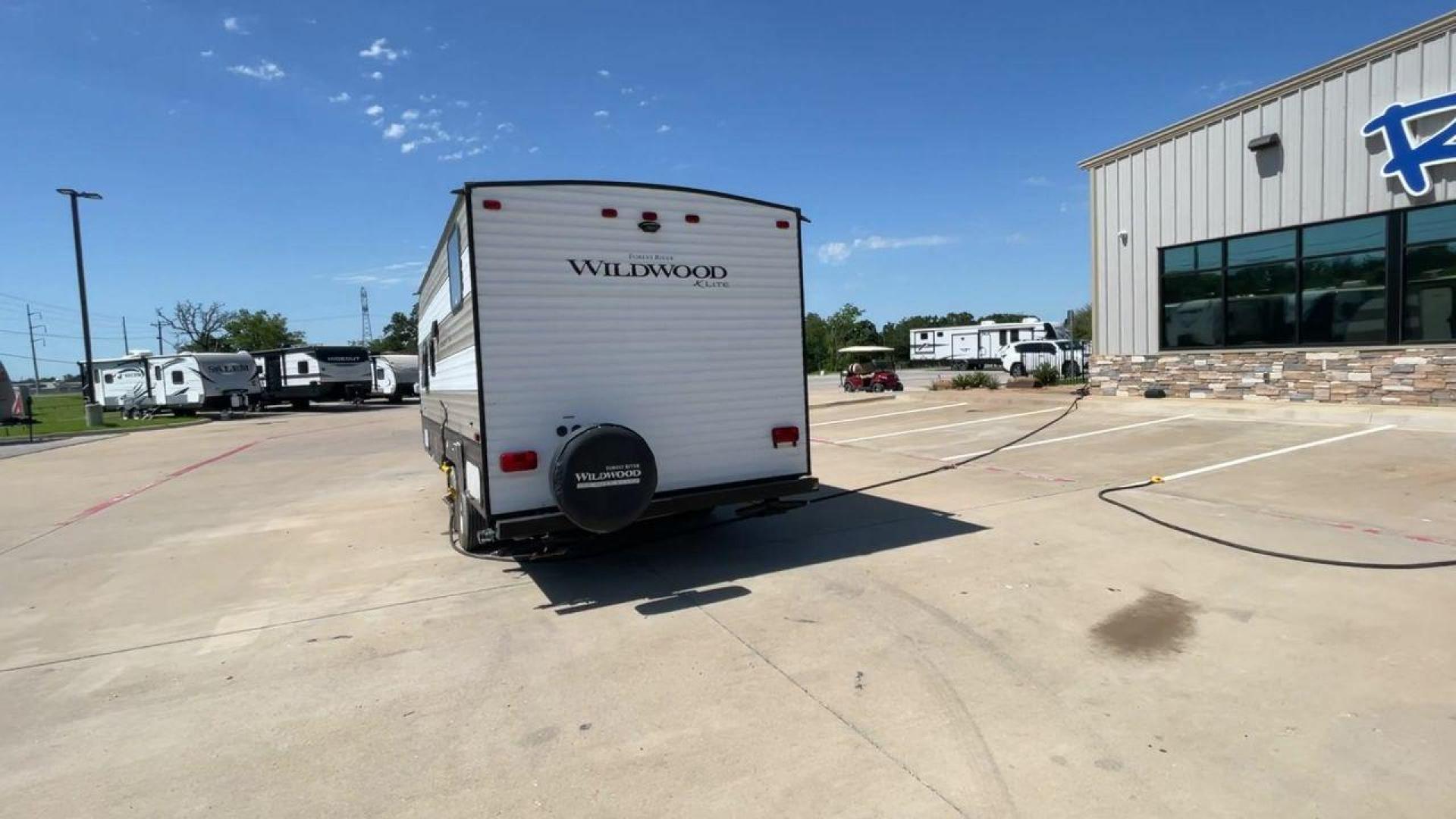 2019 FOREST RIVER WILDWOOD XLITE (4X4TWDV24K7) , located at 4319 N Main St, Cleburne, TX, 76033, (817) 678-5133, 32.385960, -97.391212 - Photo#8