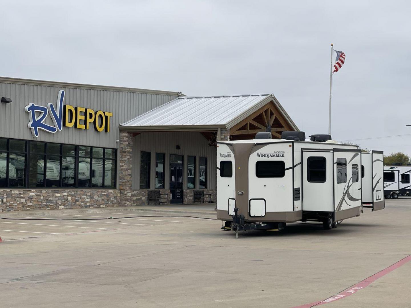 2019 FOREST RIVER WINDJAMMER 3008V (4X4TRLF24K1) , located at 4319 N Main St, Cleburne, TX, 76033, (817) 678-5133, 32.385960, -97.391212 - Photo#0