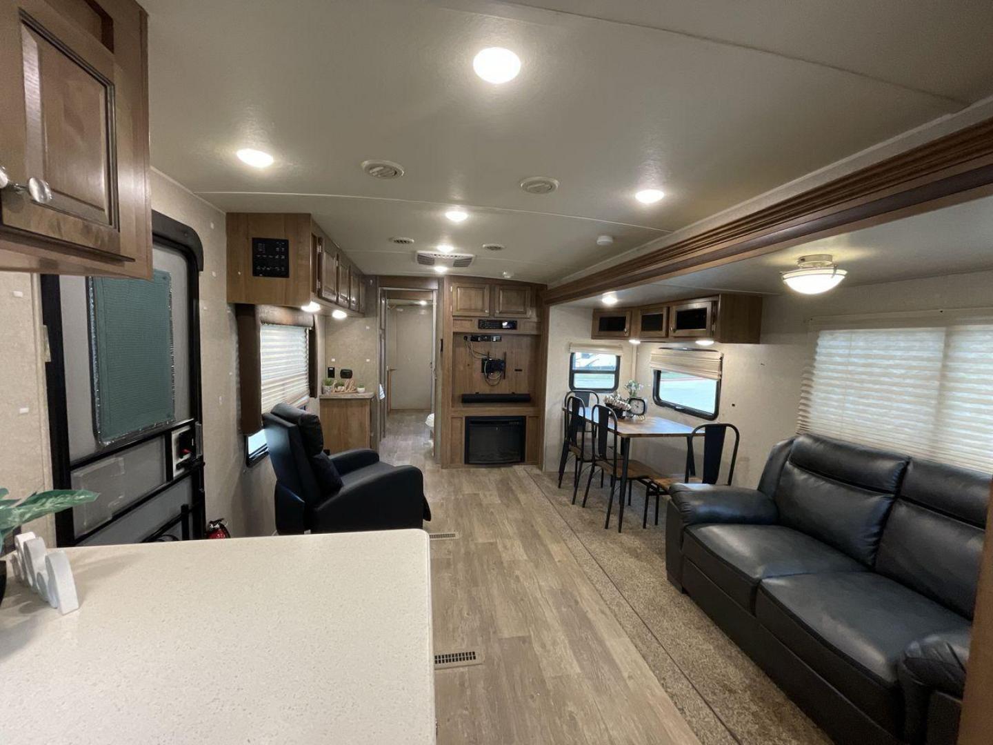 2019 FOREST RIVER WINDJAMMER 3008V (4X4TRLF24K1) , located at 4319 N Main St, Cleburne, TX, 76033, (817) 678-5133, 32.385960, -97.391212 - Photo#11