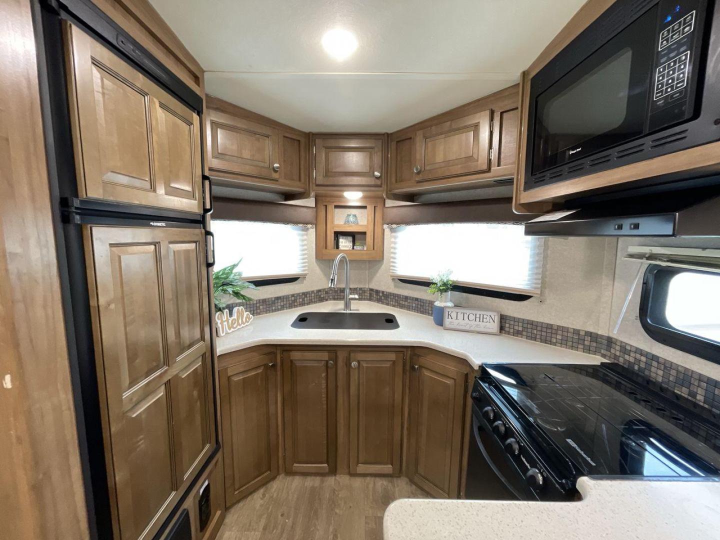 2019 FOREST RIVER WINDJAMMER 3008V (4X4TRLF24K1) , located at 4319 N Main St, Cleburne, TX, 76033, (817) 678-5133, 32.385960, -97.391212 - Photo#12