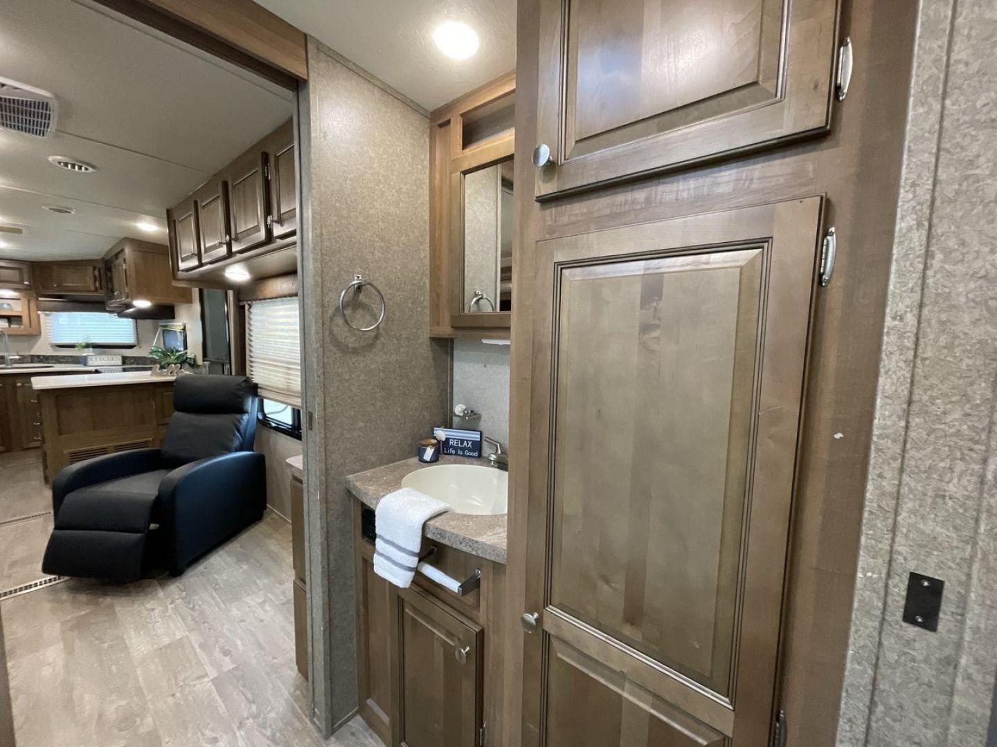 2019 FOREST RIVER WINDJAMMER 3008V (4X4TRLF24K1) , located at 4319 N Main St, Cleburne, TX, 76033, (817) 678-5133, 32.385960, -97.391212 - Photo#15