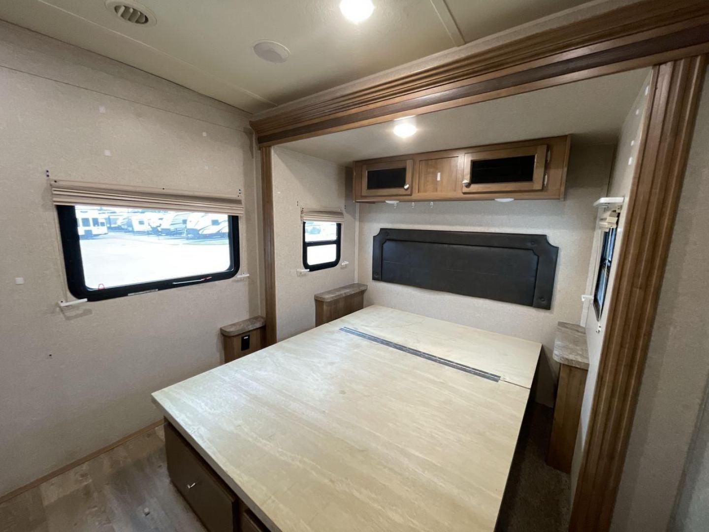 2019 FOREST RIVER WINDJAMMER 3008V (4X4TRLF24K1) , located at 4319 N Main St, Cleburne, TX, 76033, (817) 678-5133, 32.385960, -97.391212 - Photo#16