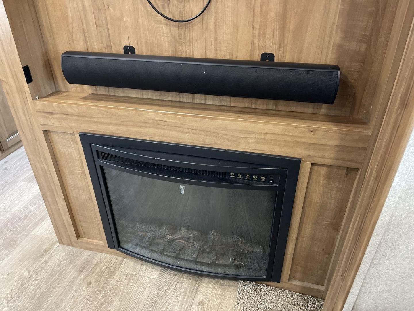 2019 FOREST RIVER WINDJAMMER 3008V (4X4TRLF24K1) , located at 4319 N Main St, Cleburne, TX, 76033, (817) 678-5133, 32.385960, -97.391212 - Photo#20