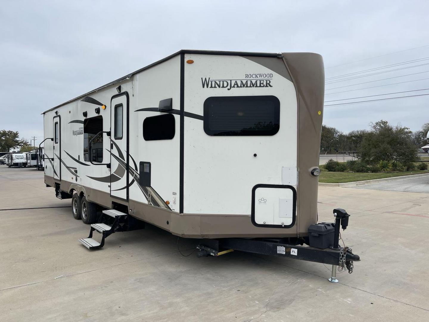 2019 FOREST RIVER WINDJAMMER 3008V (4X4TRLF24K1) , located at 4319 N Main St, Cleburne, TX, 76033, (817) 678-5133, 32.385960, -97.391212 - Photo#22