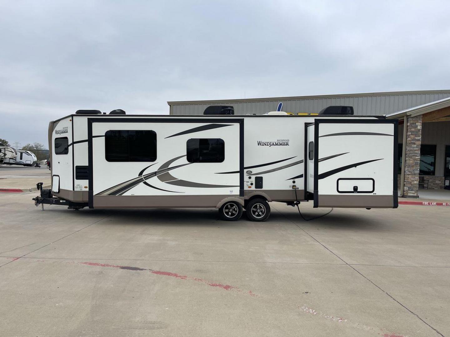 2019 FOREST RIVER WINDJAMMER 3008V (4X4TRLF24K1) , located at 4319 N Main St, Cleburne, TX, 76033, (817) 678-5133, 32.385960, -97.391212 - Photo#23