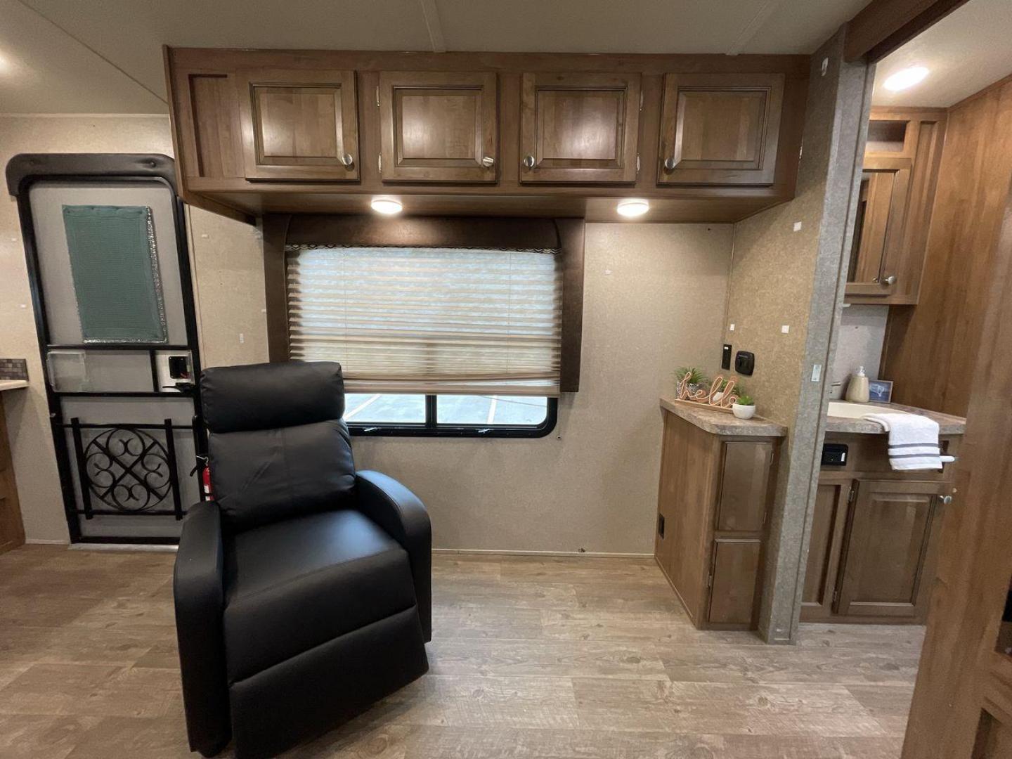 2019 FOREST RIVER WINDJAMMER 3008V (4X4TRLF24K1) , located at 4319 N Main St, Cleburne, TX, 76033, (817) 678-5133, 32.385960, -97.391212 - Photo#25