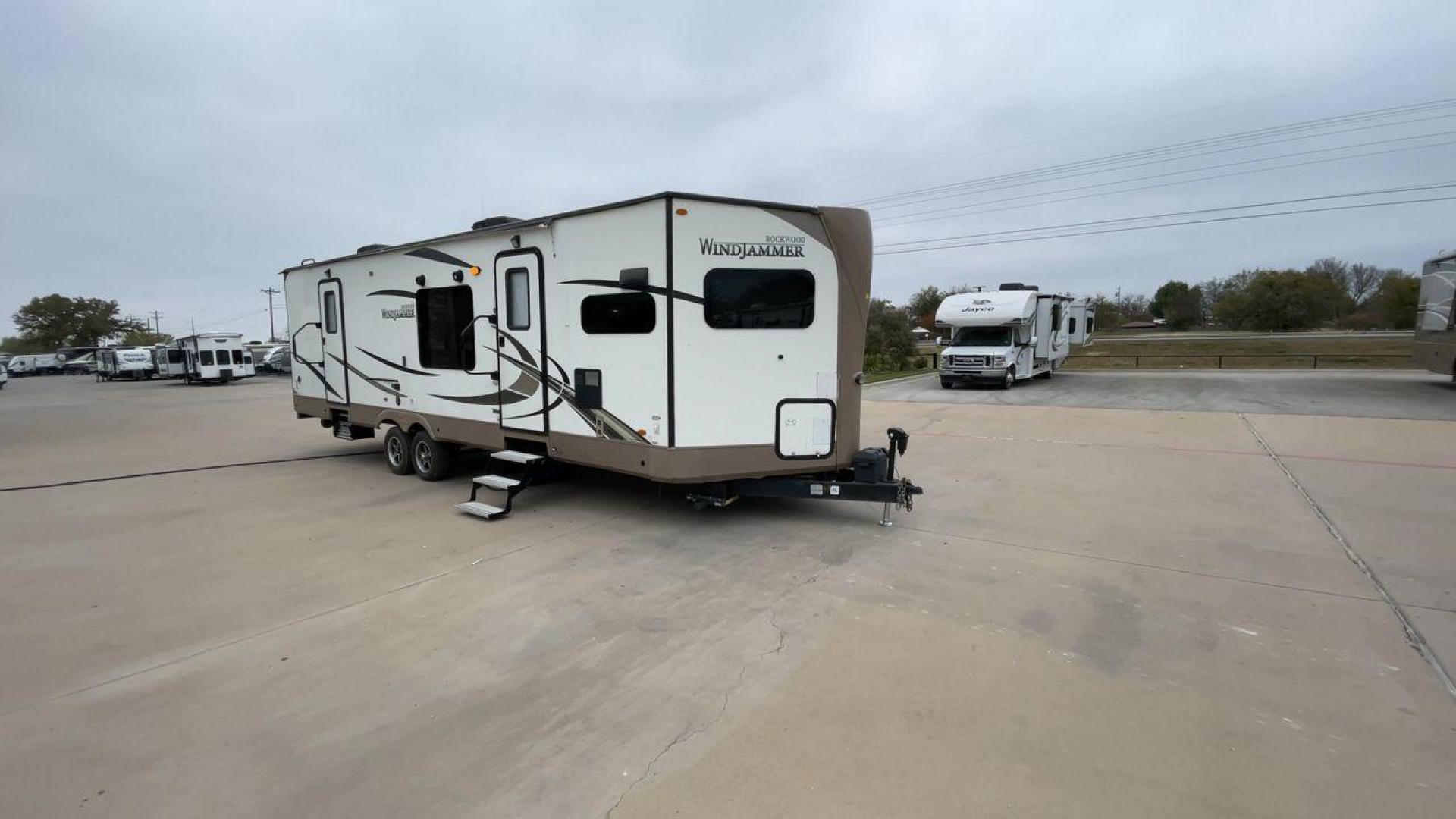 2019 FOREST RIVER WINDJAMMER 3008V (4X4TRLF24K1) , located at 4319 N Main St, Cleburne, TX, 76033, (817) 678-5133, 32.385960, -97.391212 - Photo#3