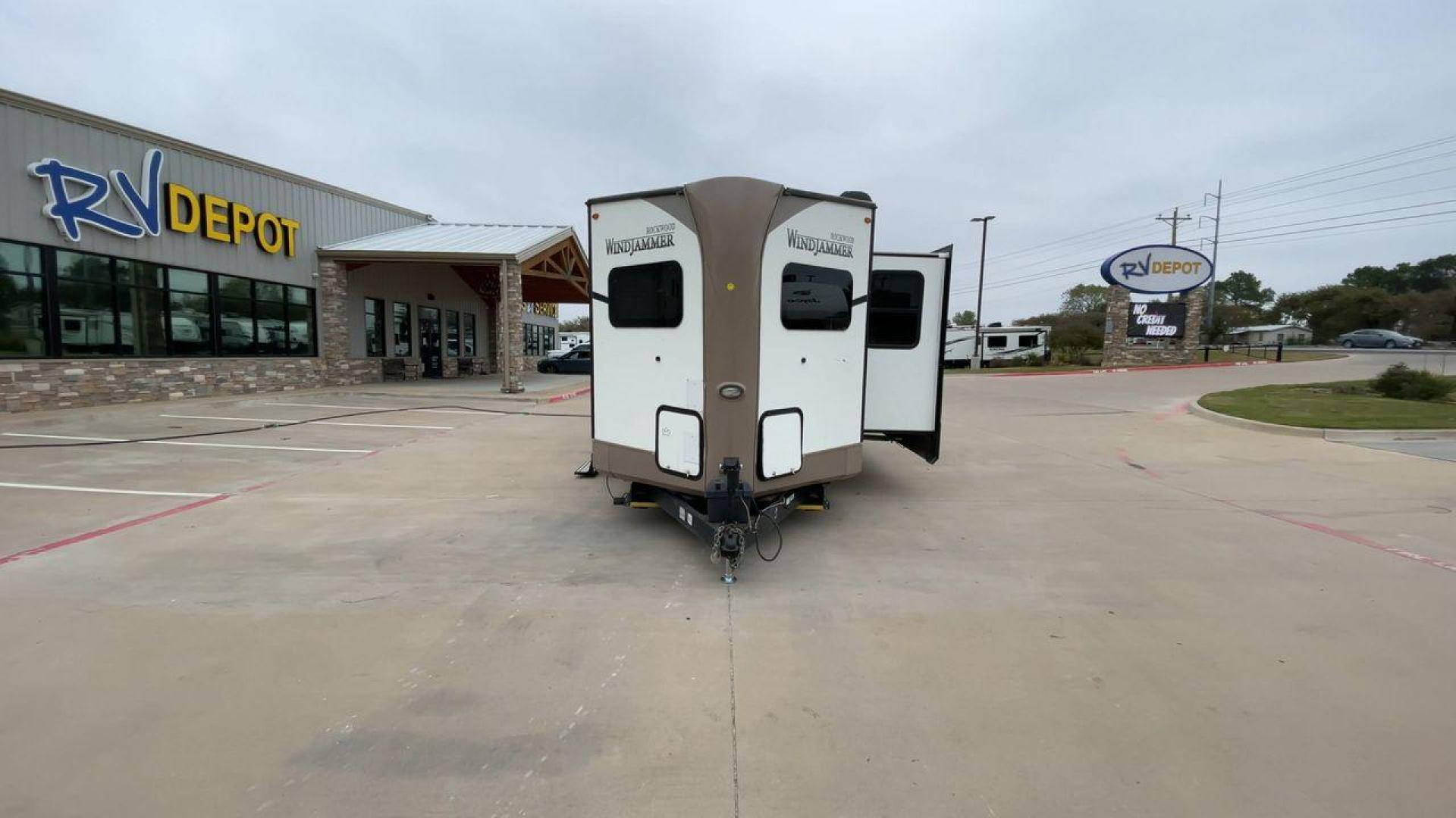 2019 FOREST RIVER WINDJAMMER 3008V (4X4TRLF24K1) , located at 4319 N Main St, Cleburne, TX, 76033, (817) 678-5133, 32.385960, -97.391212 - Photo#4