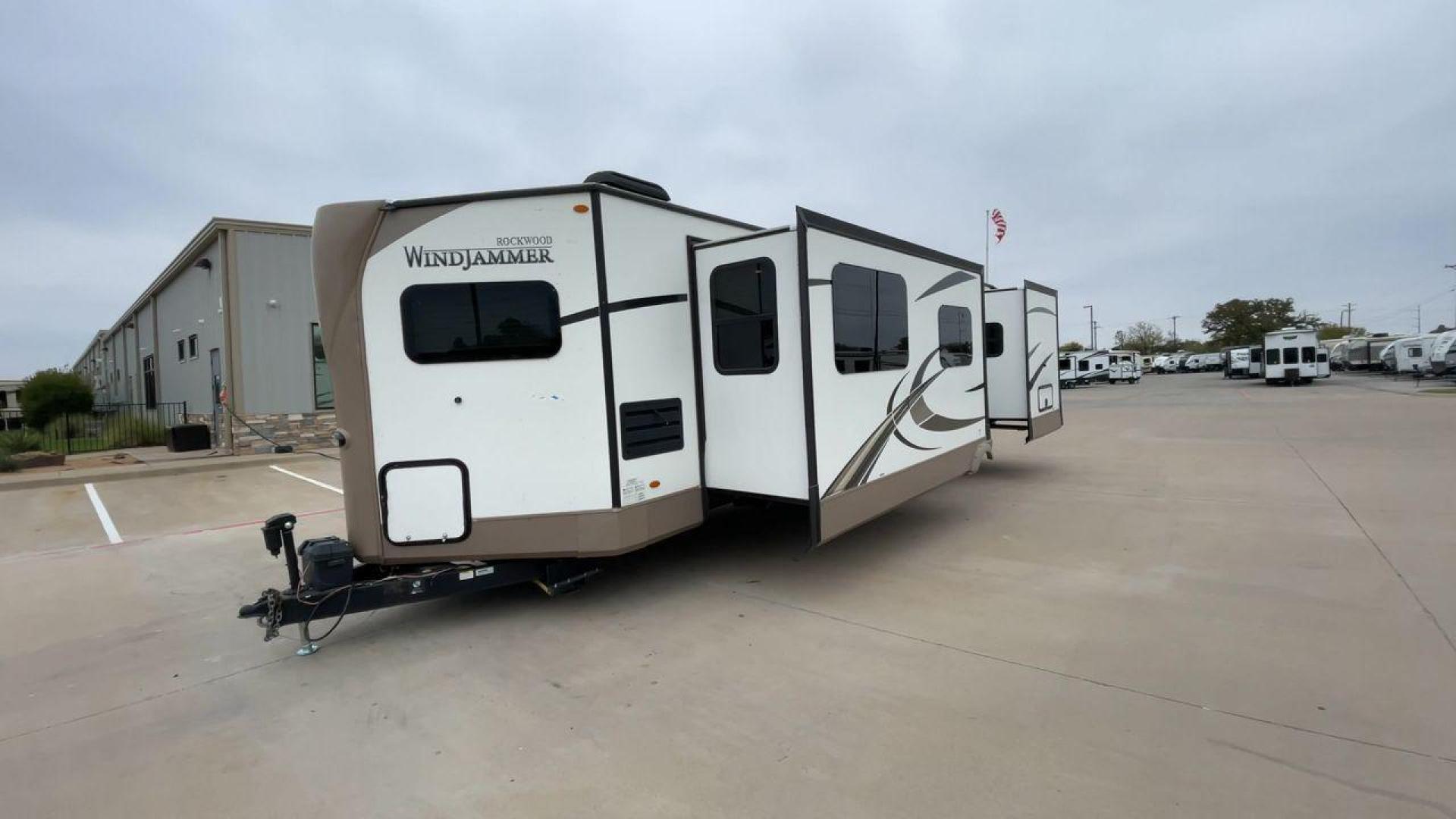 2019 FOREST RIVER WINDJAMMER 3008V (4X4TRLF24K1) , located at 4319 N Main St, Cleburne, TX, 76033, (817) 678-5133, 32.385960, -97.391212 - Photo#5