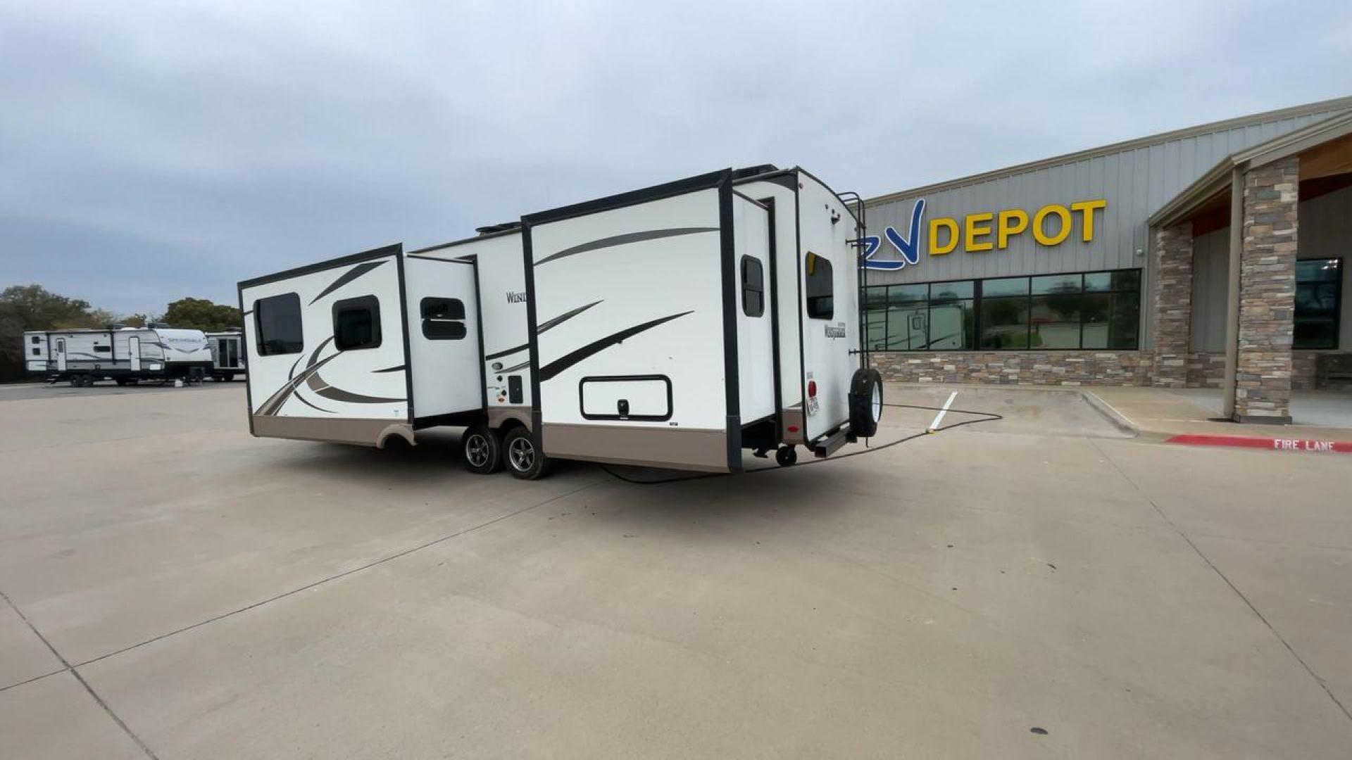 2019 FOREST RIVER WINDJAMMER 3008V (4X4TRLF24K1) , located at 4319 N Main St, Cleburne, TX, 76033, (817) 678-5133, 32.385960, -97.391212 - Photo#7