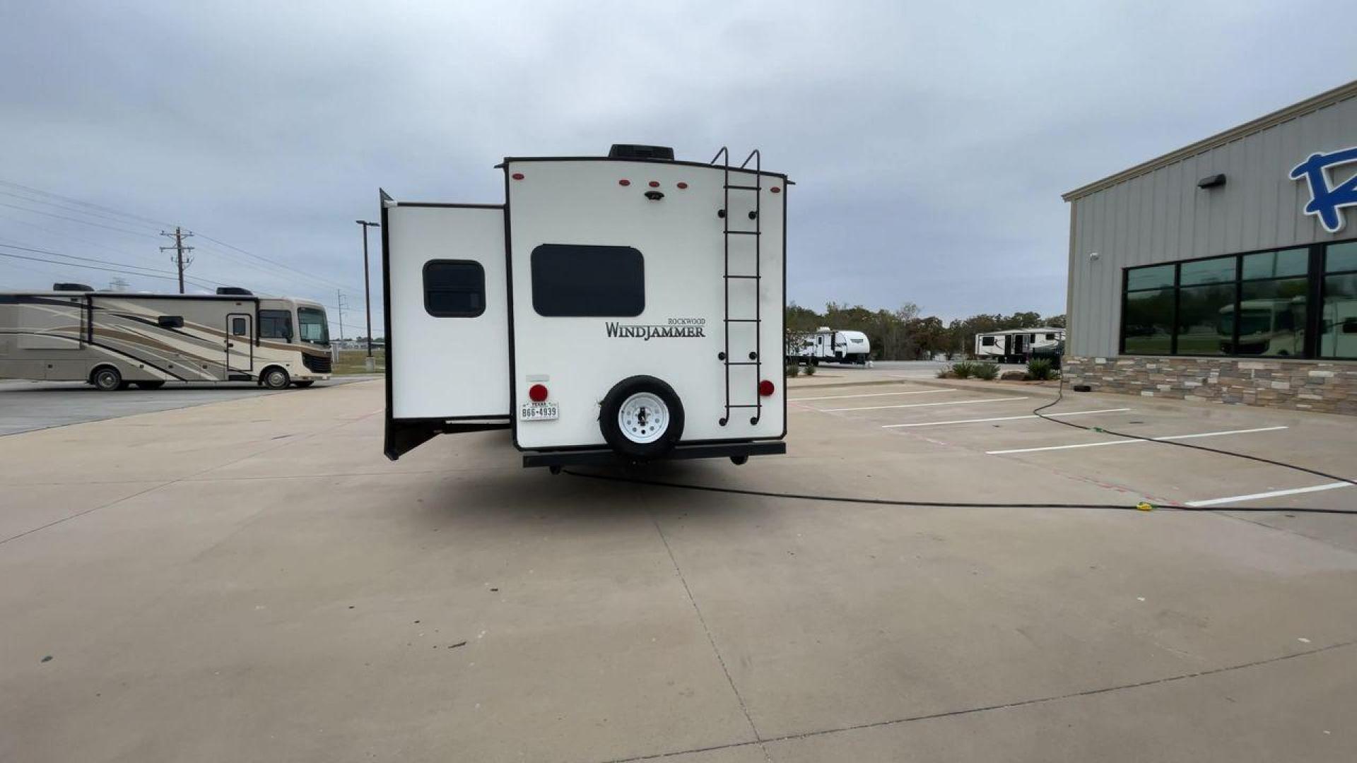 2019 FOREST RIVER WINDJAMMER 3008V (4X4TRLF24K1) , located at 4319 N Main St, Cleburne, TX, 76033, (817) 678-5133, 32.385960, -97.391212 - Photo#8