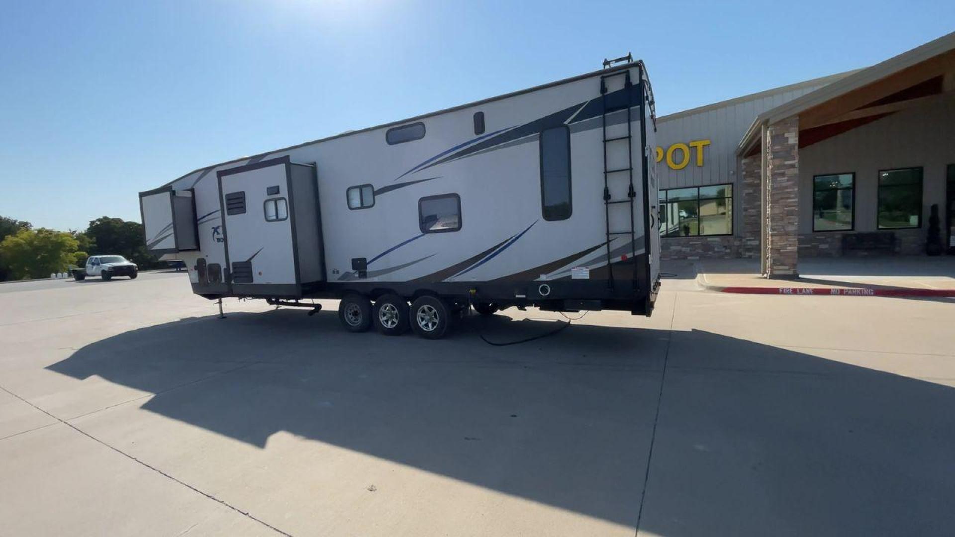 2019 FOREST RIVER XLR BOOST 37TSX13 (5ZT3XL2F9K1) , Length: 39.75 ft. | Dry Weight: 12,687 lbs. | Slides: 3 transmission, located at 4319 N Main St, Cleburne, TX, 76033, (817) 678-5133, 32.385960, -97.391212 - Photo#7