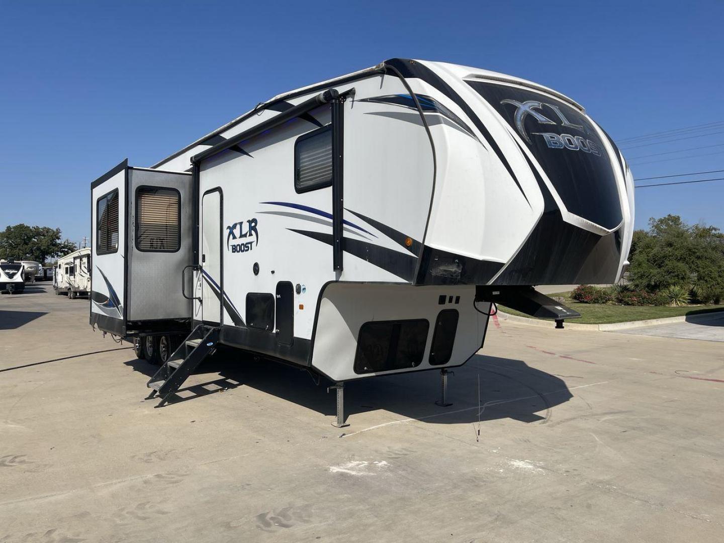 2019 FOREST RIVER XLR BOOST 37TSX13 (5ZT3XL2F9K1) , Length: 39.75 ft. | Dry Weight: 12,687 lbs. | Slides: 3 transmission, located at 4319 N Main St, Cleburne, TX, 76033, (817) 678-5133, 32.385960, -97.391212 - Photo#23