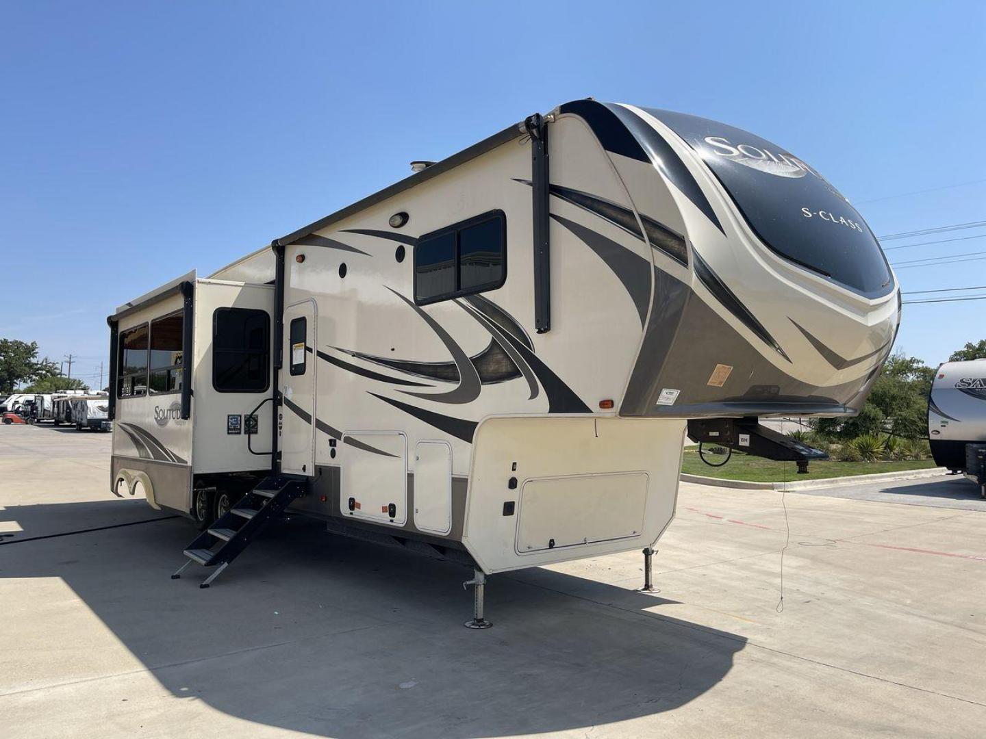 2019 GRAND DESIGN 3740BH (573FS4229K1) , Length: 40.33 ft. | Dry Weight: 13,884 lbs. | Gross Weight: 16,000 lbs. | Slides: 4 transmission, located at 4319 N Main St, Cleburne, TX, 76033, (817) 678-5133, 32.385960, -97.391212 - The 2019 Grand Design 3740BH is a remarkable travel trailer built for those looking for the utmost comfort and elegance while traveling. This large model is 40.33 feet long, weighs 13,884 lbs dry, and can support 16,000 lbs gross weight. It has four slide-outs that greatly increase the living area. - Photo#23