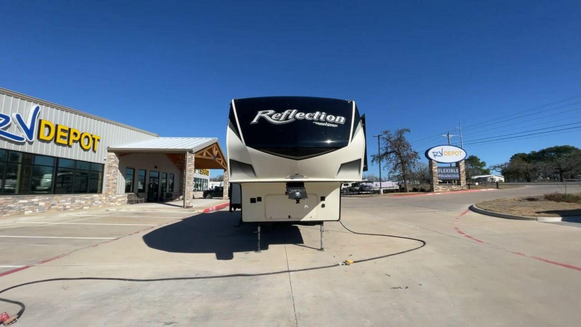 2019 GRAND DESIGN REFLECTION 303RLS (573FR3329K3) , Length: 32.42 ft| Dry Weight: 9,265 lbs. | Gross Weight: 11,995 lbs. | Slides: 3 transmission, located at 4319 N Main St, Cleburne, TX, 76033, (817) 678-5133, 32.385960, -97.391212 - Experience the pinnacle of opulence and elegance with the 2019 Grand Design Reflection 303RLS, a fifth-wheel trailer that sets new benchmarks for luxurious RV living. This model boasts a generous 33-foot length, offering a roomy and thoughtfully crafted interior that creates the perfect atmosphere f - Photo#4