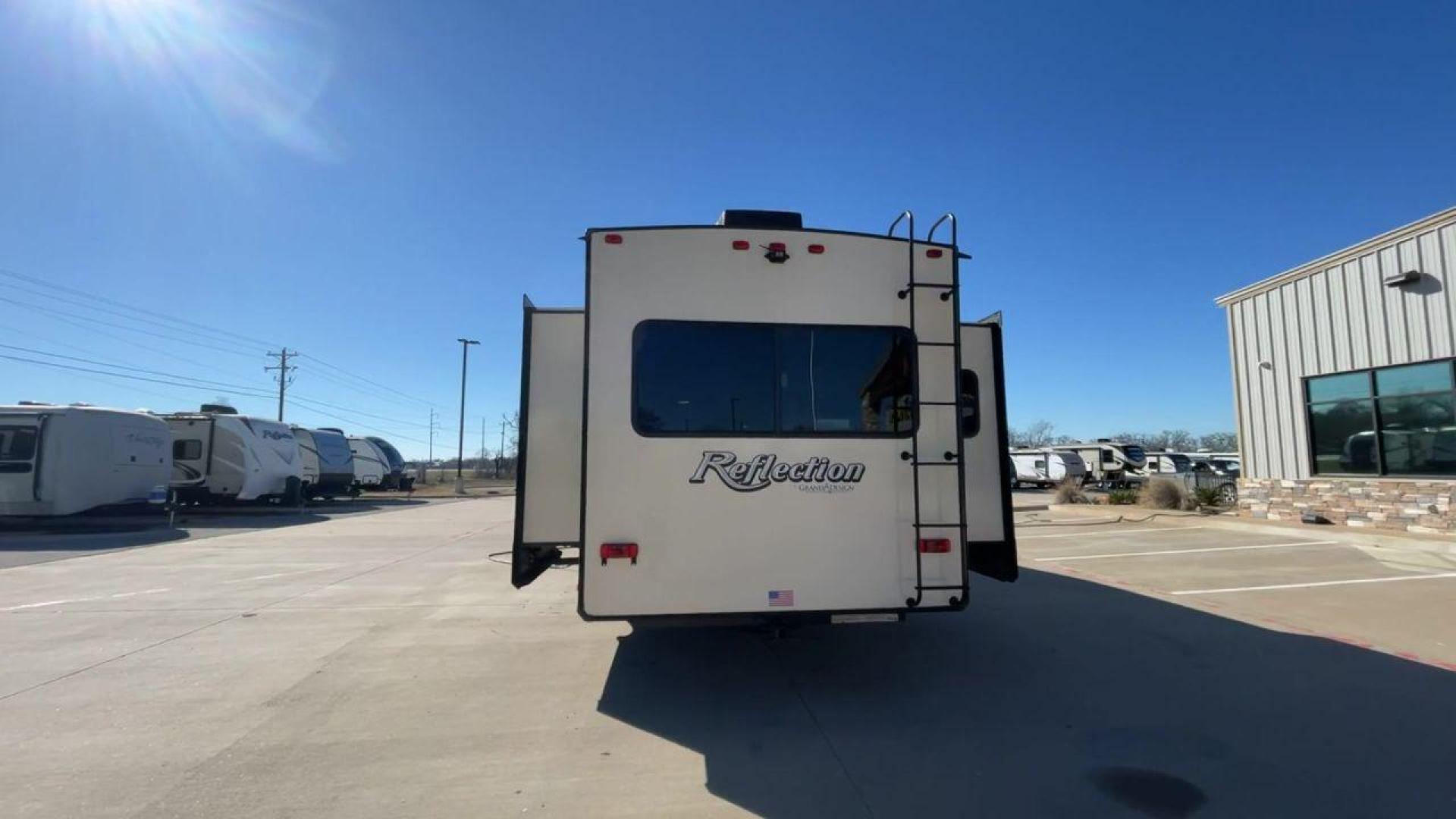 2019 GRAND DESIGN REFLECTION 303RLS (573FR3329K3) , Length: 32.42 ft| Dry Weight: 9,265 lbs. | Gross Weight: 11,995 lbs. | Slides: 3 transmission, located at 4319 N Main St, Cleburne, TX, 76033, (817) 678-5133, 32.385960, -97.391212 - Experience the pinnacle of opulence and elegance with the 2019 Grand Design Reflection 303RLS, a fifth-wheel trailer that sets new benchmarks for luxurious RV living. This model boasts a generous 33-foot length, offering a roomy and thoughtfully crafted interior that creates the perfect atmosphere f - Photo#8