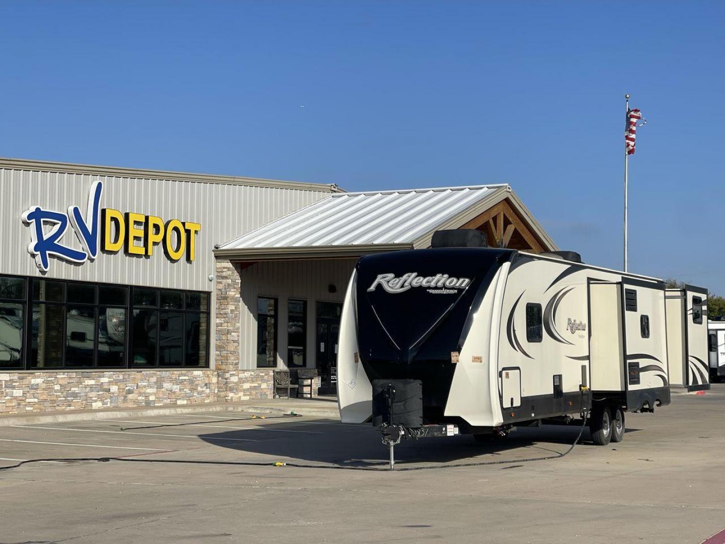 2019 GRAND DESIGN REFLECTION 312BHTS (573TR3720K3) , Length: 37.33 ft. | Dry Weight: 8,991 lbs. | Gross Weight: 10,995 lbs. | Slides: 3 transmission, located at 4319 N Main St, Cleburne, TX, 76033, (817) 678-5133, 32.385960, -97.391212 - Photo#0