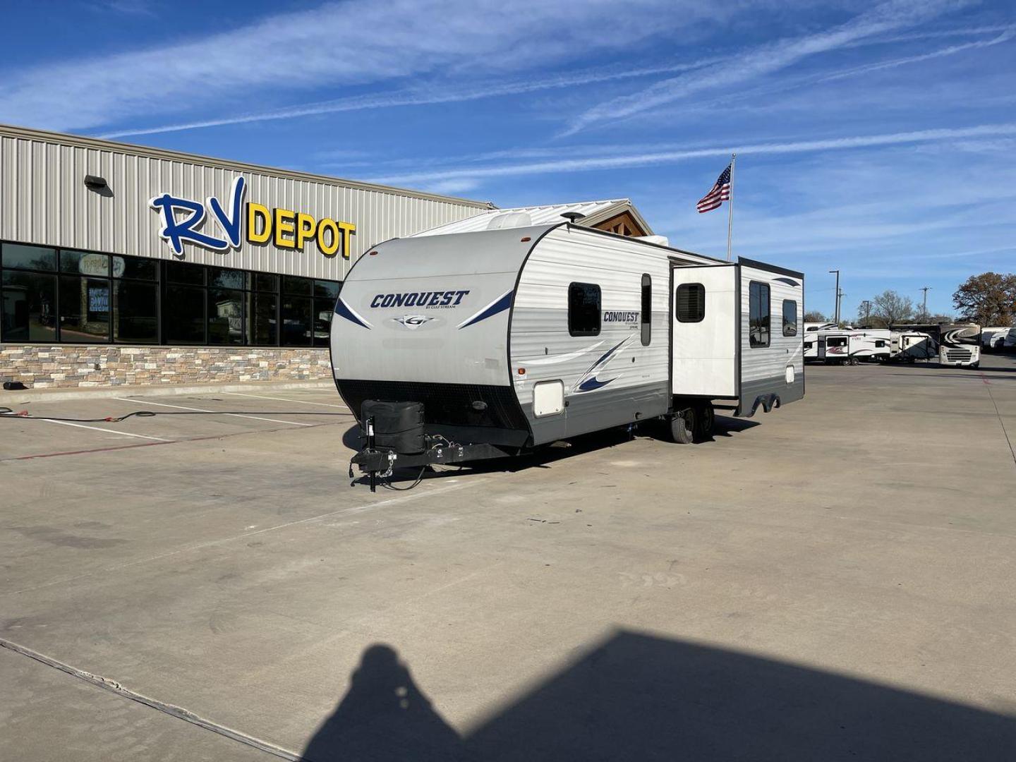 2019 WHITE GULFSTREAM CONQUEST 262RLS (1NL1G3125K1) , Length: 31.25 ft. | Dry Weight: 6,849 lbs. | Slides: 1 transmission, located at 4319 N Main St, Cleburne, TX, 76033, (817) 678-5133, 32.385960, -97.391212 - RV Depot in Cleburne, TX is excited to present this stunning 2019 Gulfstream Conquest 262RLS travel trailer for sale. With a price of just $26,995, this RV offers exceptional value for those looking to hit the road in style and comfort. Located in Cleburne, TX, this travel trailer is the perfect com - Photo#0