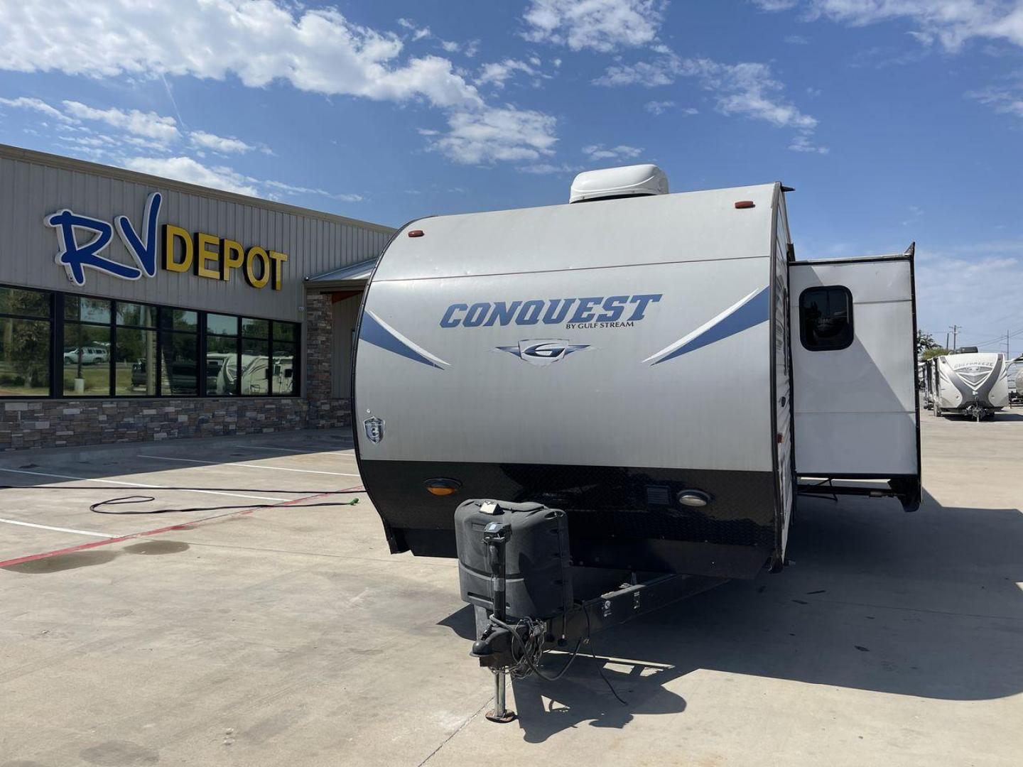 2019 WHITE GULFSTREAM CONQUEST 301TB (1NL1G3421K1) , Length: 34.08 ft. | Dry Weight: 6,845 lbs. | Slides: 1 transmission, located at 4319 N Main St, Cleburne, TX, 76033, (817) 678-5133, 32.385960, -97.391212 - The 2019 Gulf Stream Conquest 301TB travel trailer will help you prepare for your next vacation. This well-thought-out, kid-friendly RV is your ticket to enjoyable and unique camping trips. The dimensions of this unit are 34.08 ft in length, 8 ft in width, and 10.75 ft in height. It has a dry weight - Photo#0