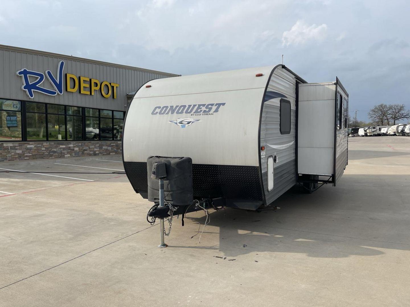 2019 WHITE GULF STREAM CONQUEST 268BH (1NL1G3026K1) , Length: 29.5 ft. | Dry Weight: 5,220 lbs. | Slides: 1 transmission, located at 4319 N Main St, Cleburne, TX, 76033, (817) 678-5133, 32.385960, -97.391212 - Photo#0